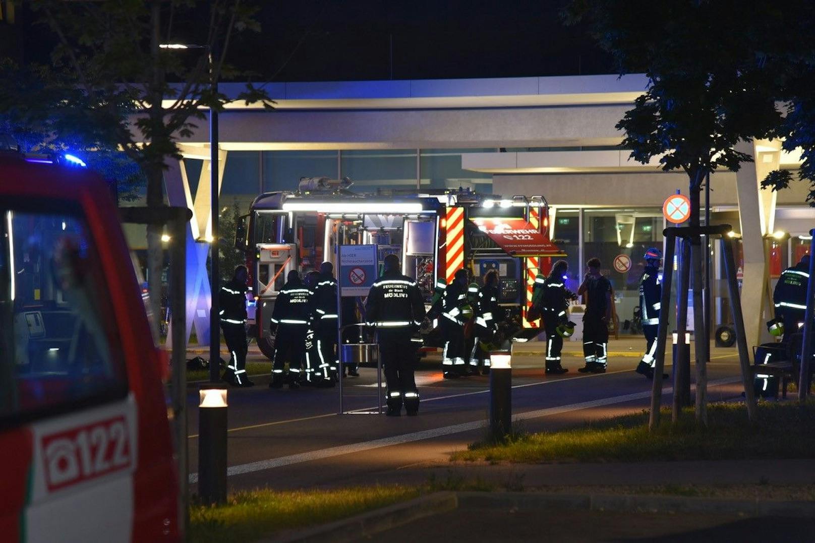 Gegen 1 Uhr früh kam es im Krankenhaus Mödling zu einem Brand. Das Feuer soll nach ersten Informationen im 3. Stock ausgebrochen sein. 10 Feuerwehren standen im Einsatz. Es gab drei Tote zu beklagen.