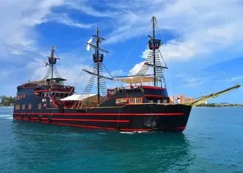 Bei der Fahrt auf der "Blackbeards Revenge" ging er dann plötzlich über Bord – Hintergrund soll eine Wette gewesen sein.