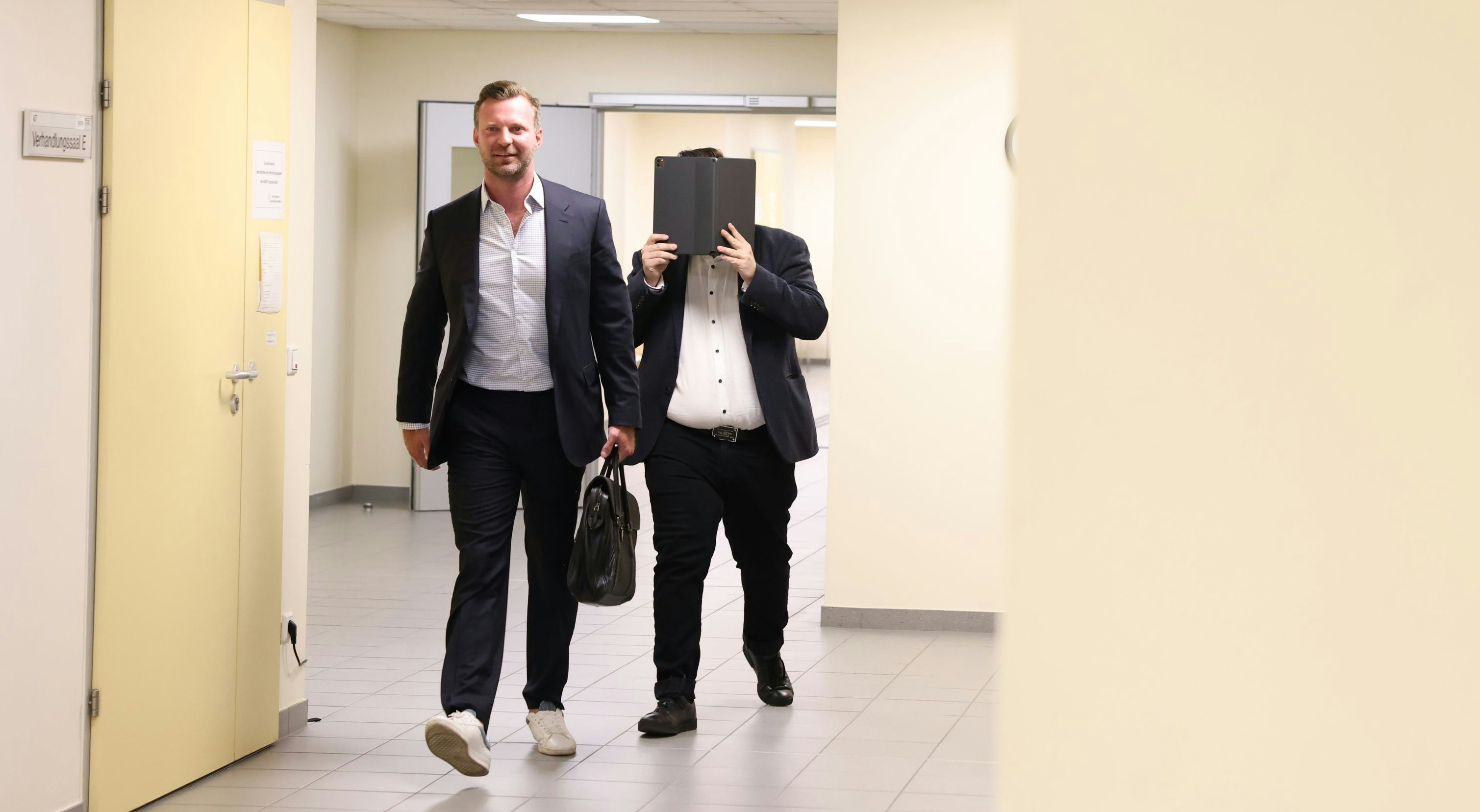 Der Angeklagte mit seinem Anwalt Philipp Wolm am Meidlinger Bezirksgericht. 