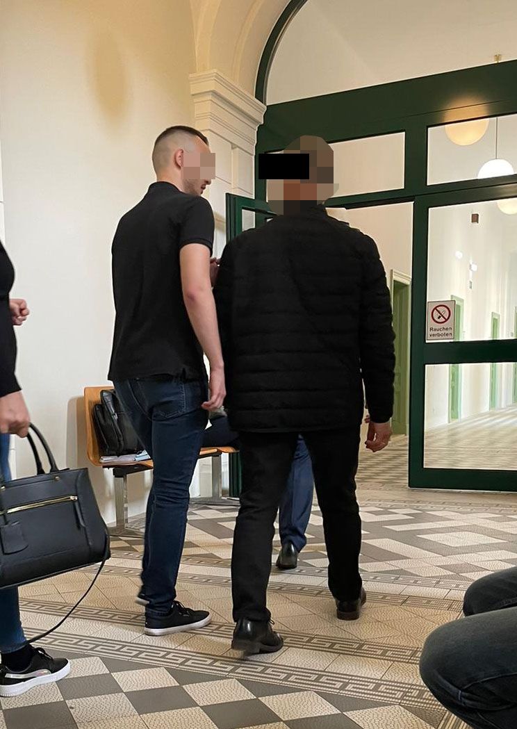 Der Angeklagte (rechts) am Weg in den Gerichtssaal