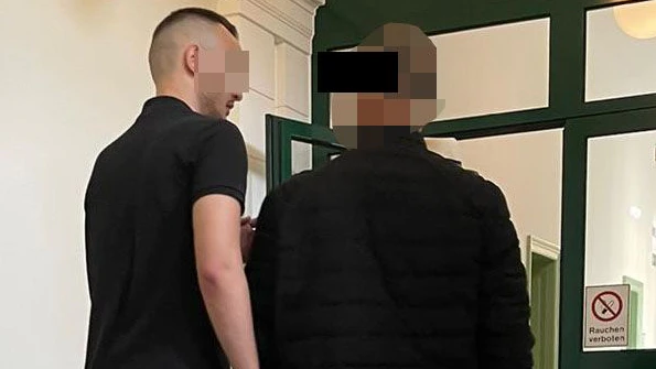 Der Angeklagte (rechts) am Weg in den Gerichtssaal