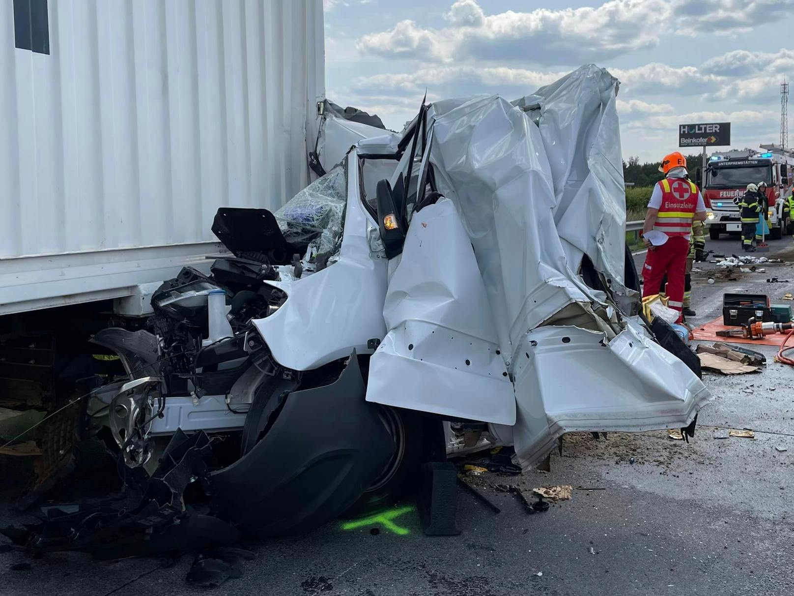 Im Rückstau eines Unfalls kam es auf der A9 südlich von Graz zu einem zweiten, tödlichen Crash. Ein Lieferwagen wurde zwischen zwei Lkw völlig zerquetscht. Für die Lenkerin kam jede Hilfe zu spät.