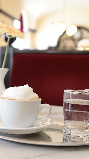 Teuerung in Wiener Kaffeehäusern: Für zwei Cappuccinos werden 13,80 Euro fällig. Studie zeigt, Wien und Graz sind teurer als Zürich.