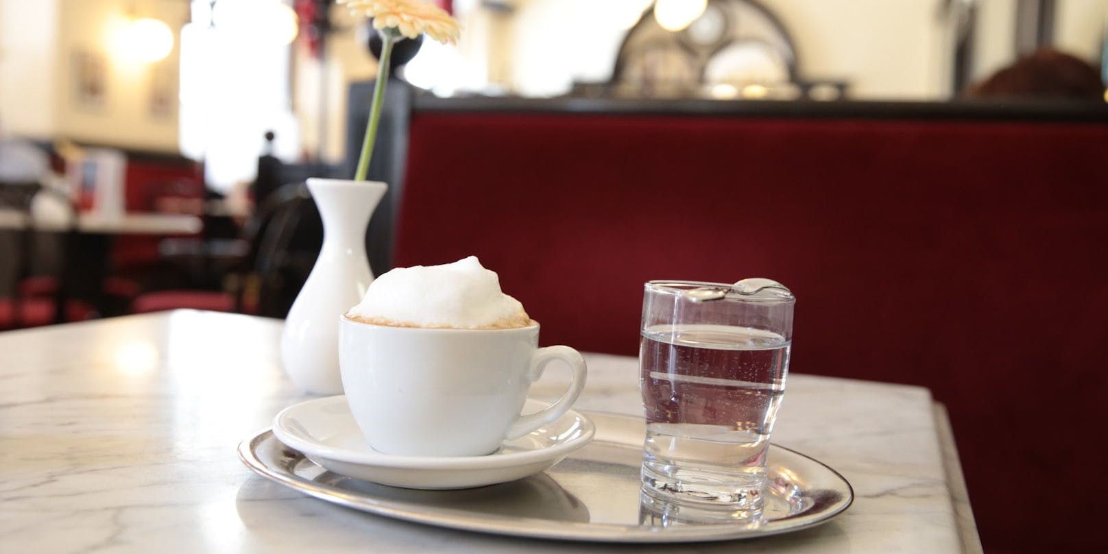 Gerade an touristischen Plätzen muss man für den Cappuccino auch in Wien sehr tief in die Tasche greifen. (Archivfoto)