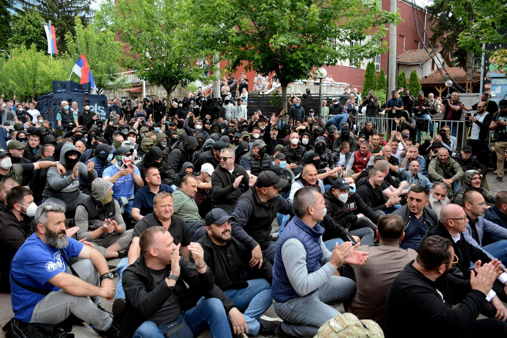 Im Norden des Kosovos ist es erneut zu einer gewaltsamen Konfrontation zwischen serbischen Demonstranten und der Polizei gekommen. Die Demonstranten versuchten, die Kontrolle über ein örtliches Regierungsgebäude zu übernehmen.