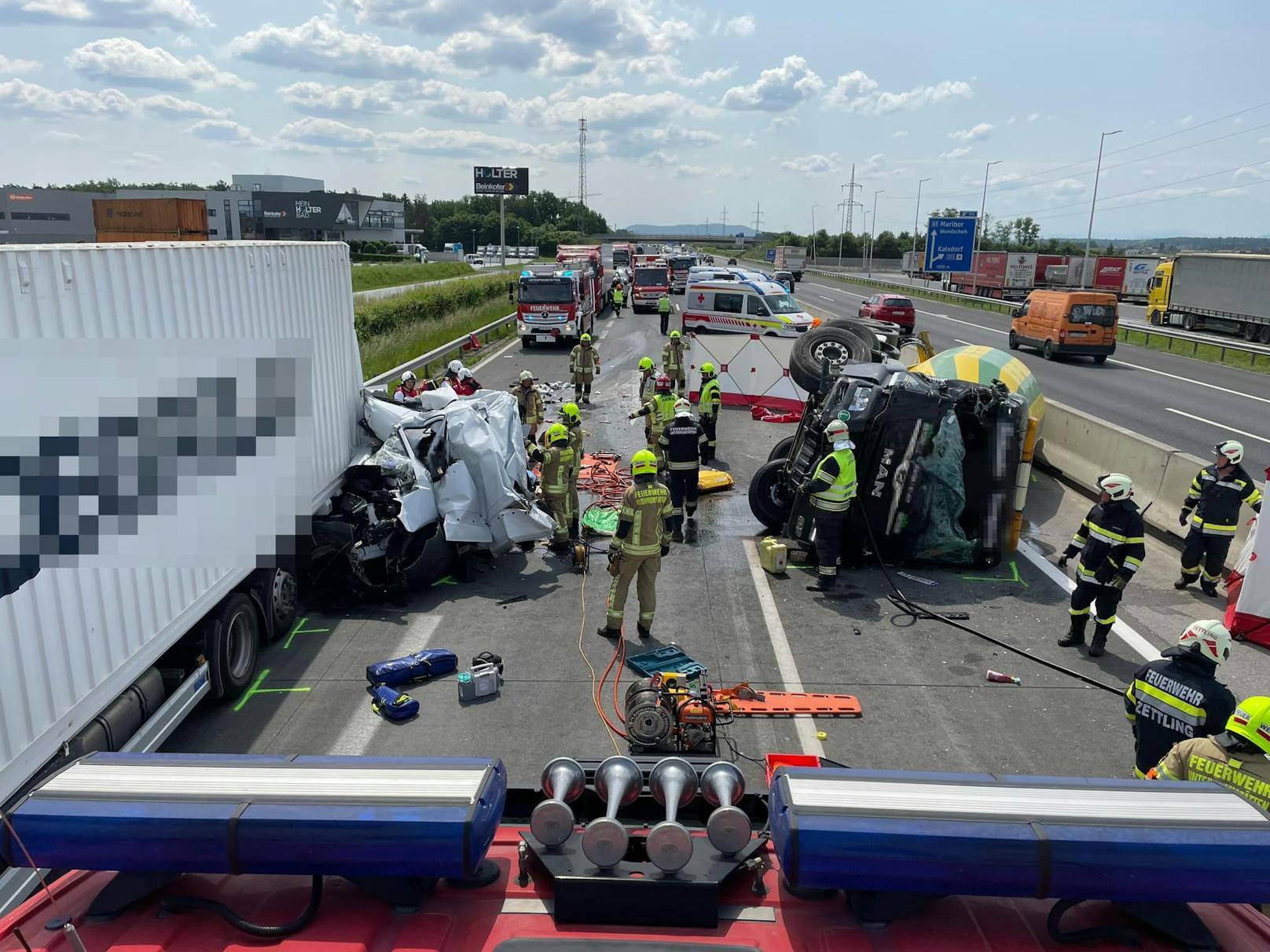 Im Rückstau eines Unfalls kam es auf der A9 südlich von Graz zu einem zweiten, tödlichen Crash. Ein Lieferwagen wurde zwischen zwei Lkw völlig zerquetscht. Für die Lenkerin kam jede Hilfe zu spät.