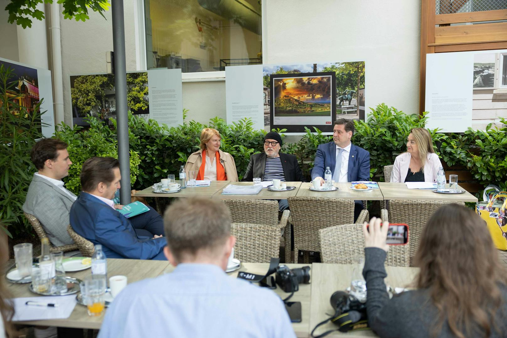Vizebürgermeisterin Helga Krismer, Fotofestival-Direktor Lois Lammerhuber, Bürgermeister Stefan Szirucsek und Silvia Lammerhuber präsentierten im Rahmen einer Pressekonferenz die Highlights der diesjährigen Open-Air-Schau in Baden.