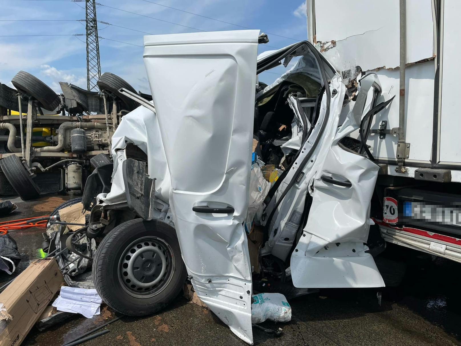 Im Rückstau eines Unfalls kam es auf der A9 südlich von Graz zu einem zweiten, tödlichen Crash. Ein Lieferwagen wurde zwischen zwei Lkw völlig zerquetscht. Für die Lenkerin kam jede Hilfe zu spät.