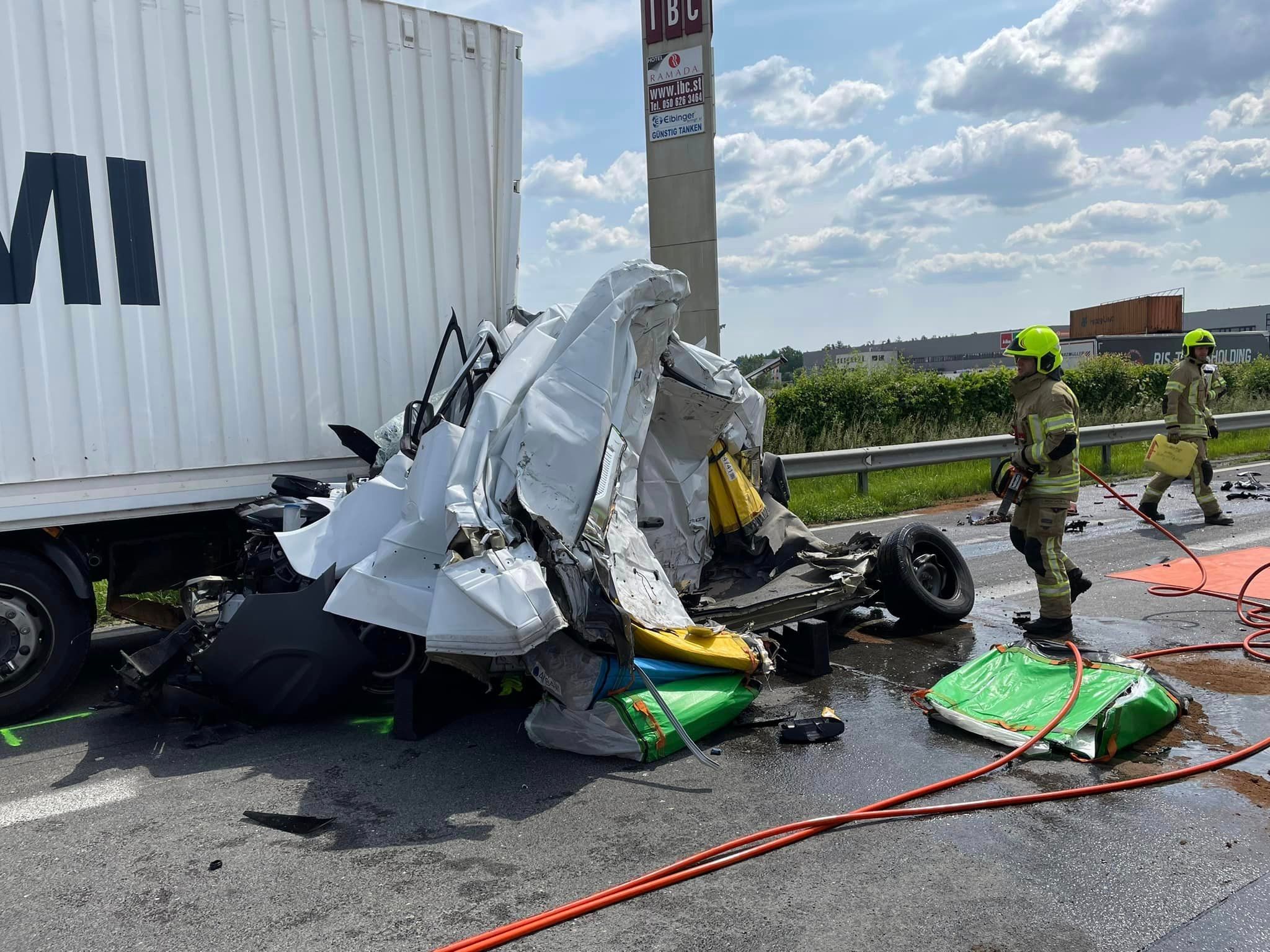 Tödlicher Crash – Frau Stirbt Eingeklemmt Zwischen Lkw – Steiermark ...