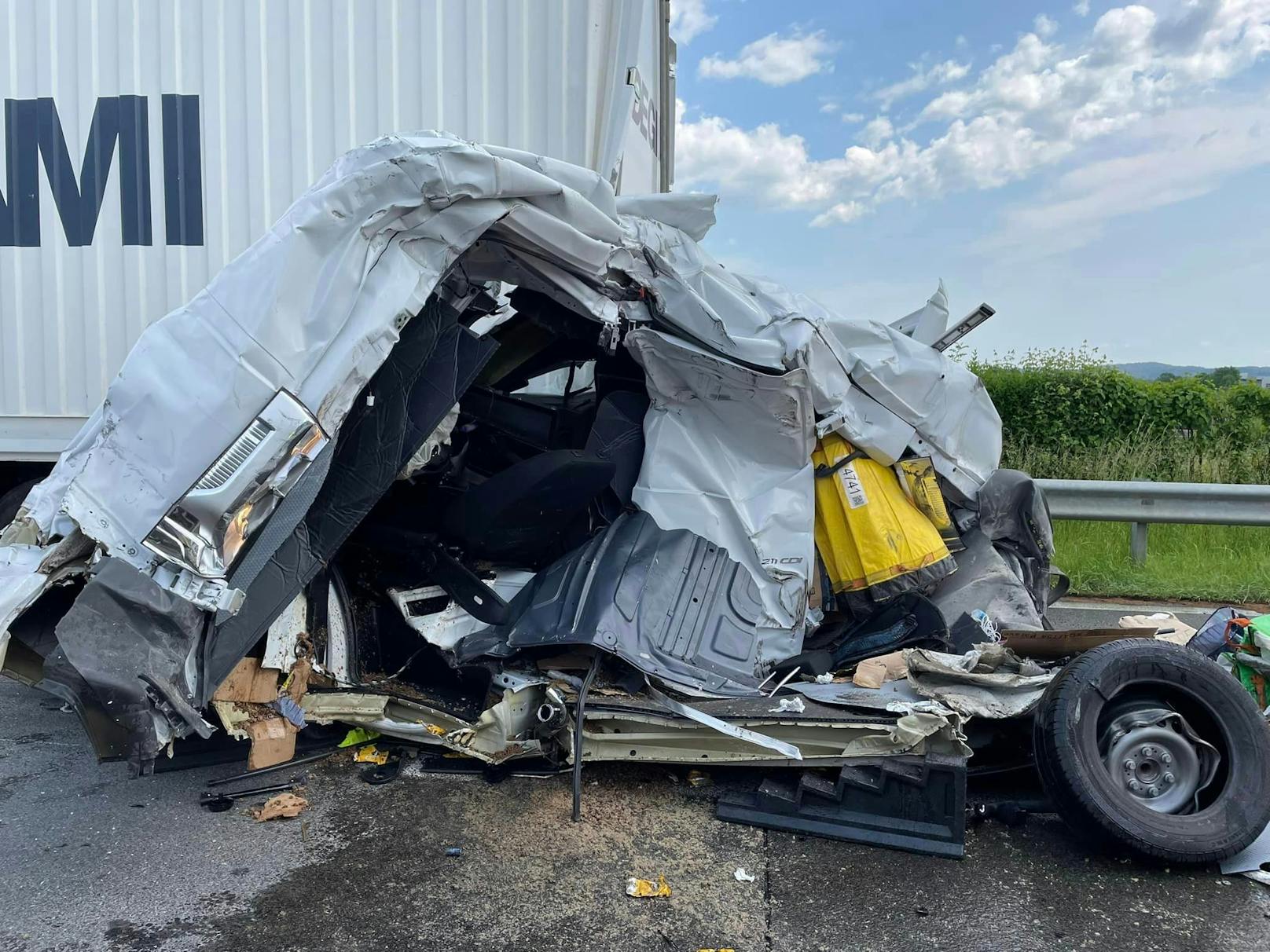 Im Rückstau eines Unfalls kam es auf der A9 südlich von Graz zu einem zweiten, tödlichen Crash. Ein Lieferwagen wurde zwischen zwei Lkw völlig zerquetscht. Für die Lenkerin kam jede Hilfe zu spät.