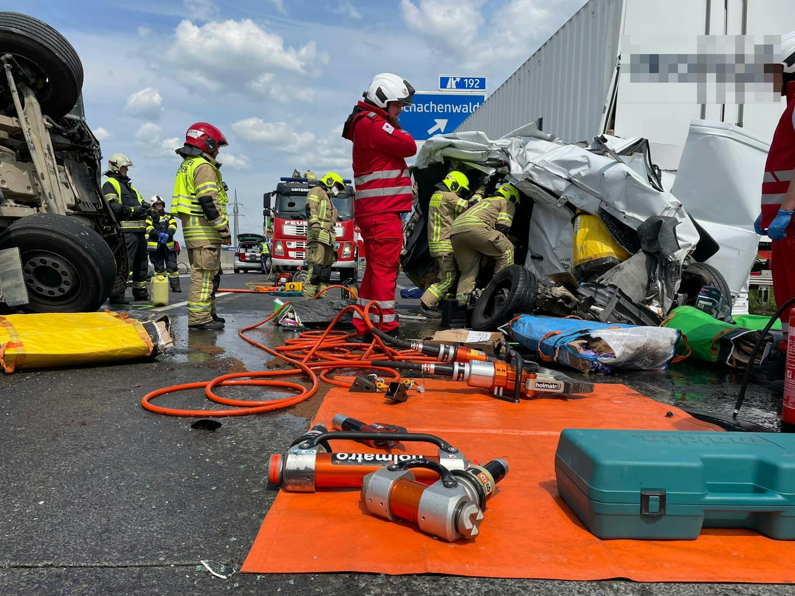 Im Rückstau eines Unfalls kam es auf der A9 südlich von Graz zu einem zweiten, tödlichen Crash. Ein Lieferwagen wurde zwischen zwei Lkw völlig zerquetscht. Für die Lenkerin kam jede Hilfe zu spät.