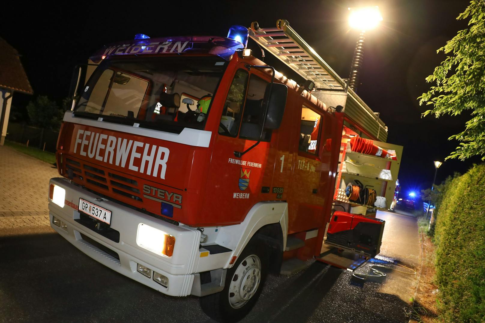 Die Feuerwehr stand in der Nacht auf Dienstag bei einem Brand einer Gartenhütte auf dem Grundstück eines Einfamilienhauses in Weibern (Bezirk Grieskirchen) im Einsatz.
