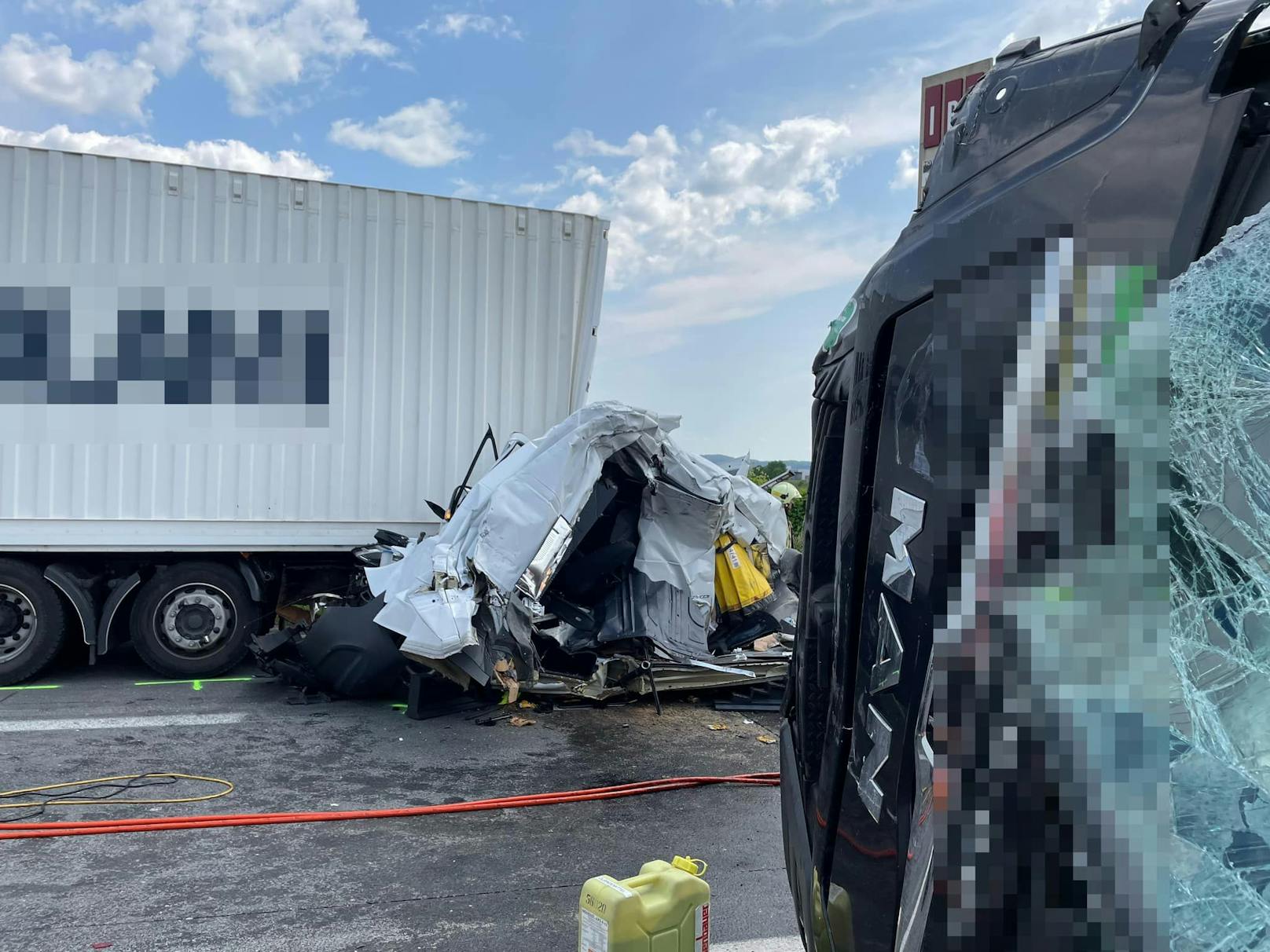 Im Rückstau eines Unfalls kam es auf der A9 südlich von Graz zu einem zweiten, tödlichen Crash. Ein Lieferwagen wurde zwischen zwei Lkw völlig zerquetscht. Für die Lenkerin kam jede Hilfe zu spät.