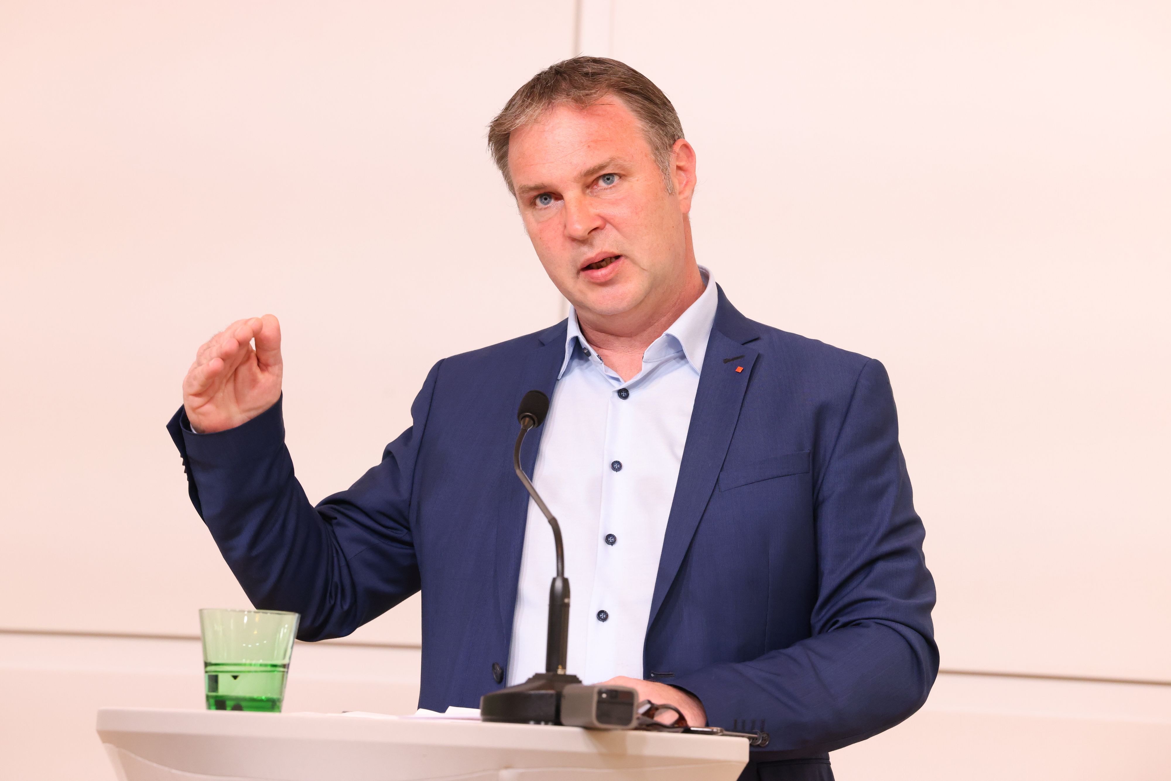 In einem während der Corona-Pandemie aufgenommenen Podcast äußerte sich Andreas Babler sehr kritisch zur Europäischen Union.