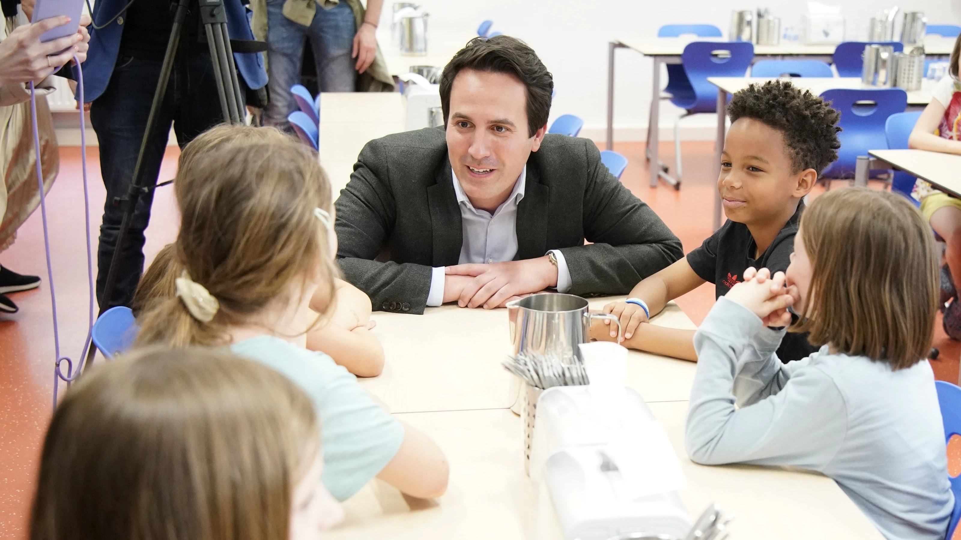 Vizebürgermeister Christoph Wiederkehr in einer Volksschule in Wien-Josefstadt.