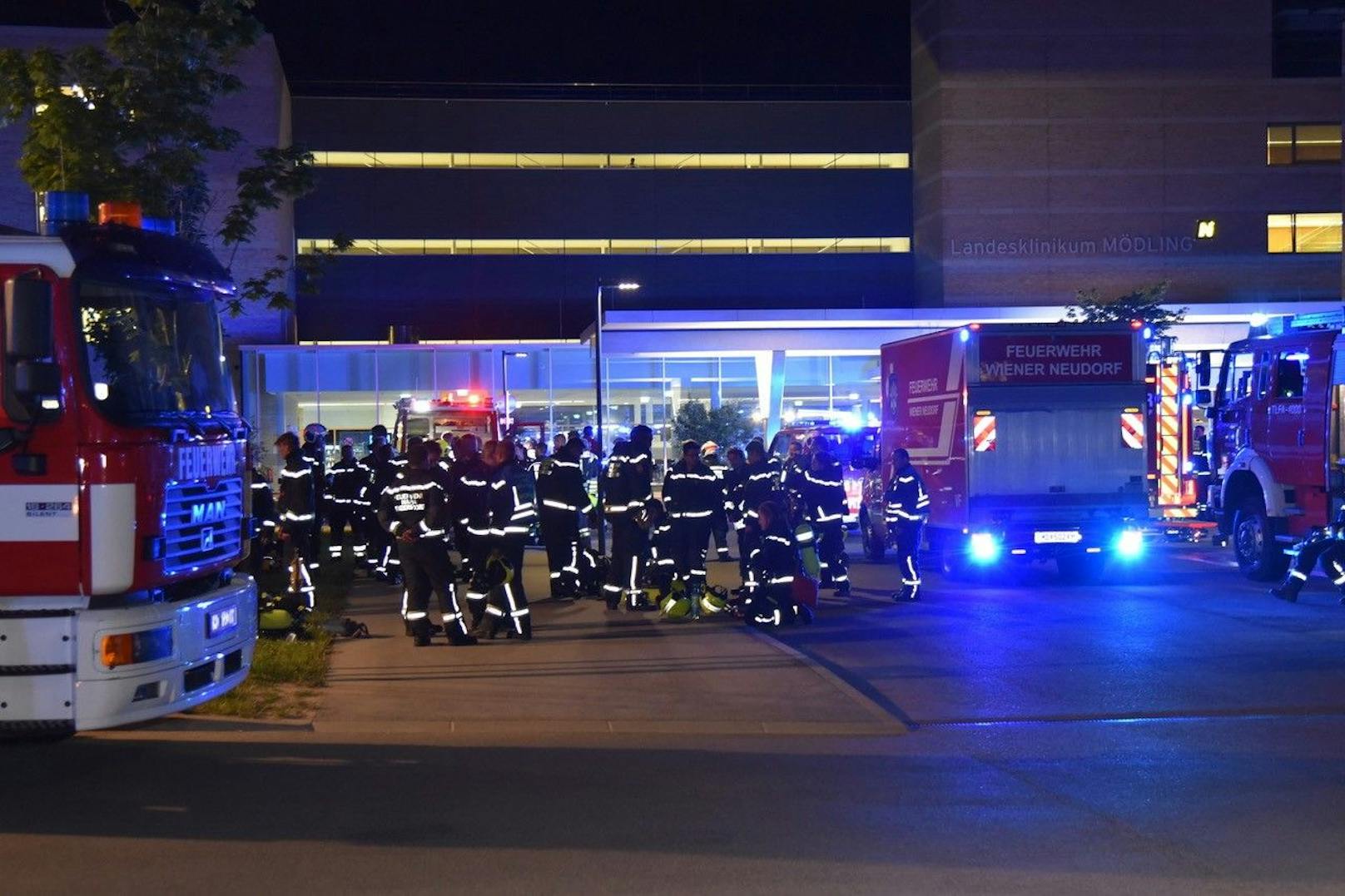 Gegen 1 Uhr früh kam es im Krankenhaus Mödling zu einem Brand. Das Feuer soll nach ersten Informationen im 3. Stock ausgebrochen sein. 10 Feuerwehren standen im Einsatz. Es gab drei Tote zu beklagen.