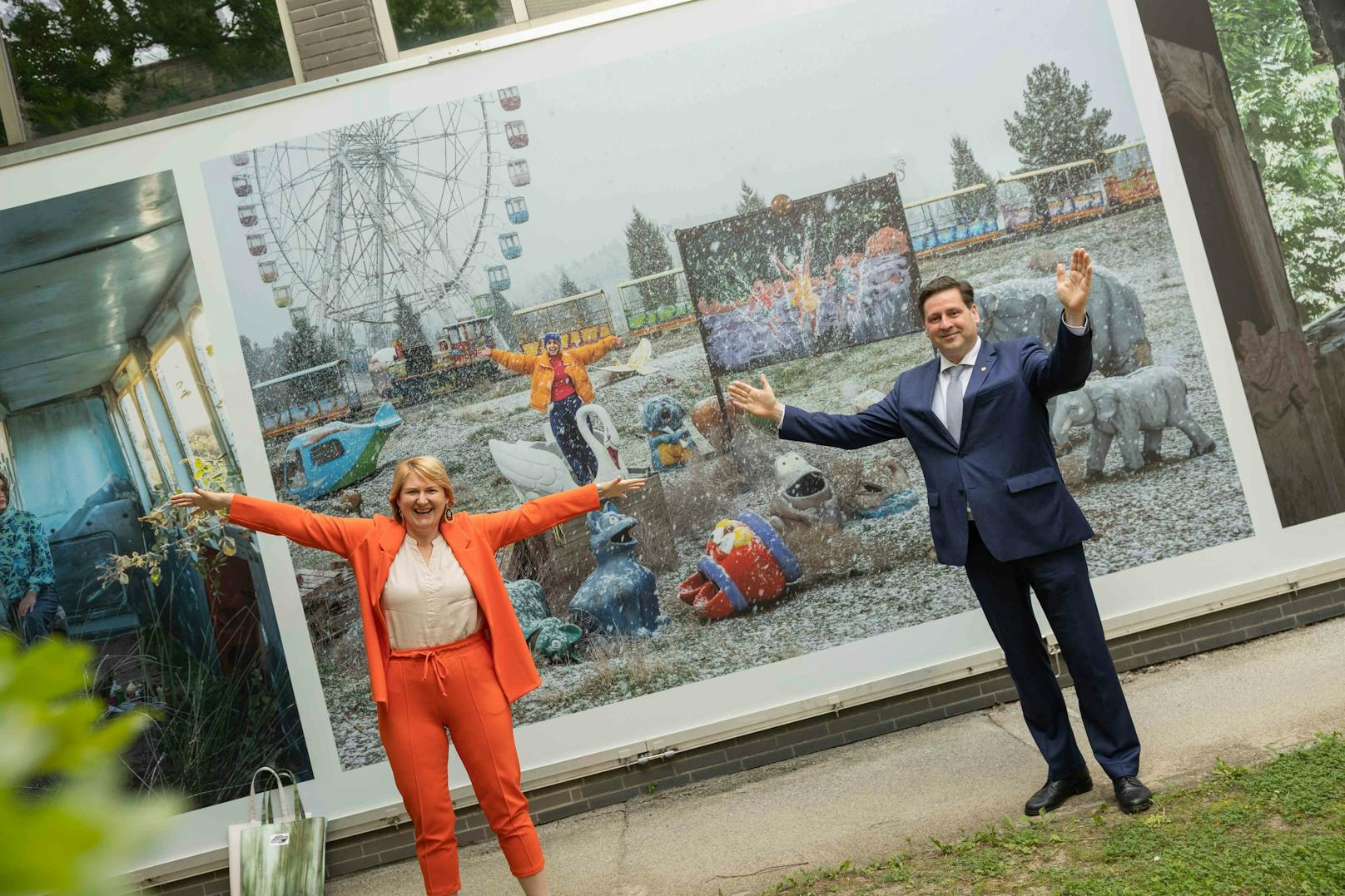Foto-Festival in Baden im Zeichen von Frieden und Toleranz: Im Bild: Vizebürgermeisterin Helga Krismer und Bürgermeister Stefan Szirucsek.