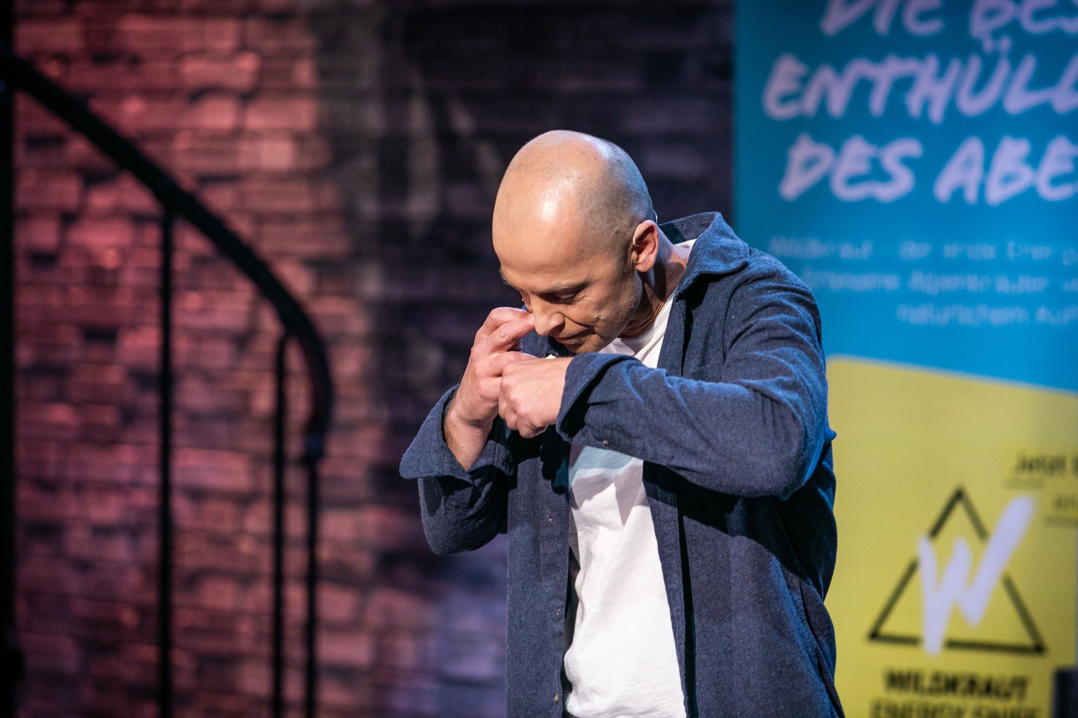 Eugen Fulterer schnupft in "2 Minuten 2 Millionen" seinen legalen Wachmacher "Wildkraut Energy Sniff".