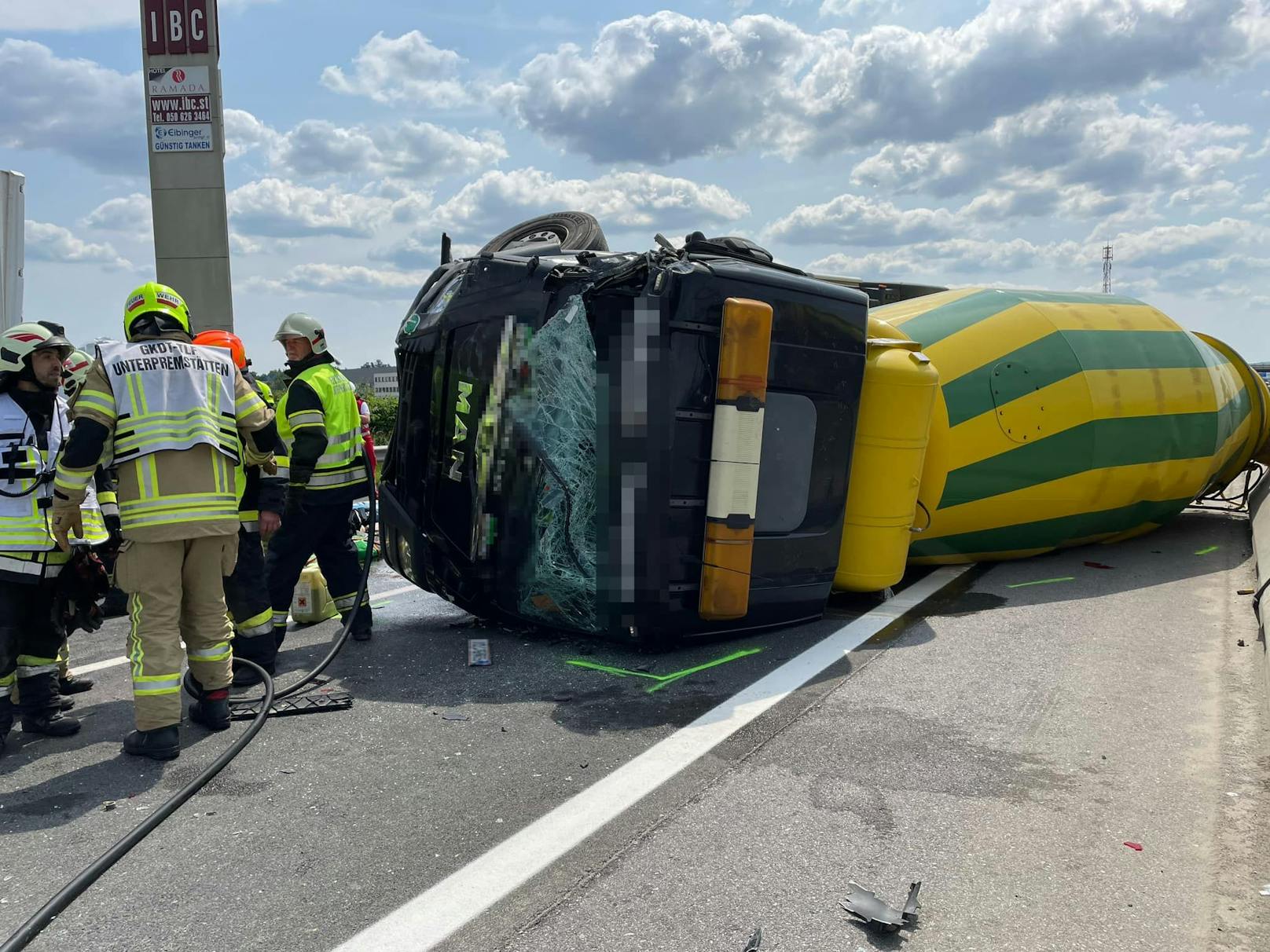 Im Rückstau eines Unfalls kam es auf der A9 südlich von Graz zu einem zweiten, tödlichen Crash. Ein Lieferwagen wurde zwischen zwei Lkw völlig zerquetscht. Für die Lenkerin kam jede Hilfe zu spät.