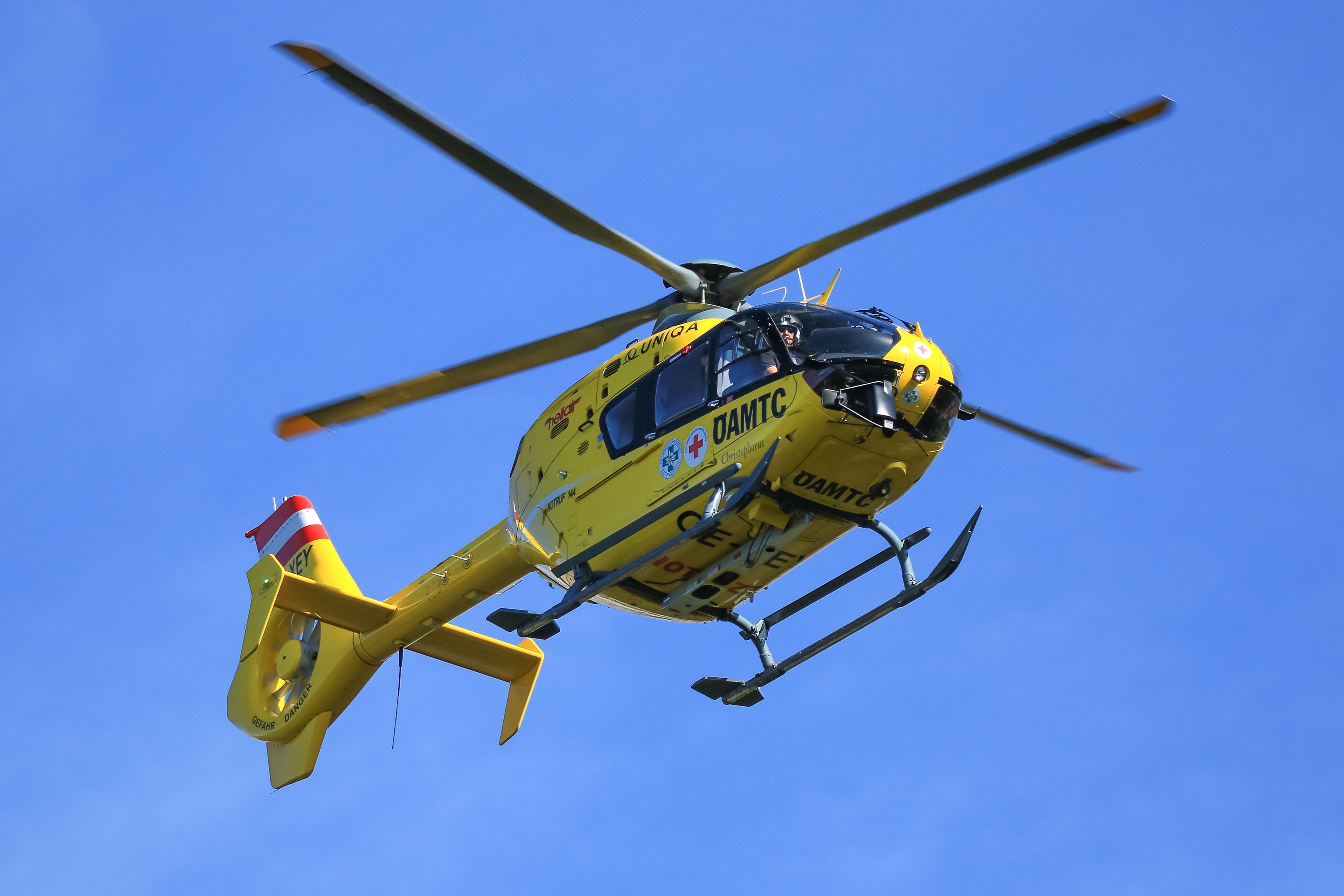 Der Rettungshubschrauber flog den verletzten 60-Jährigen ins Spital. (Symbolbild)