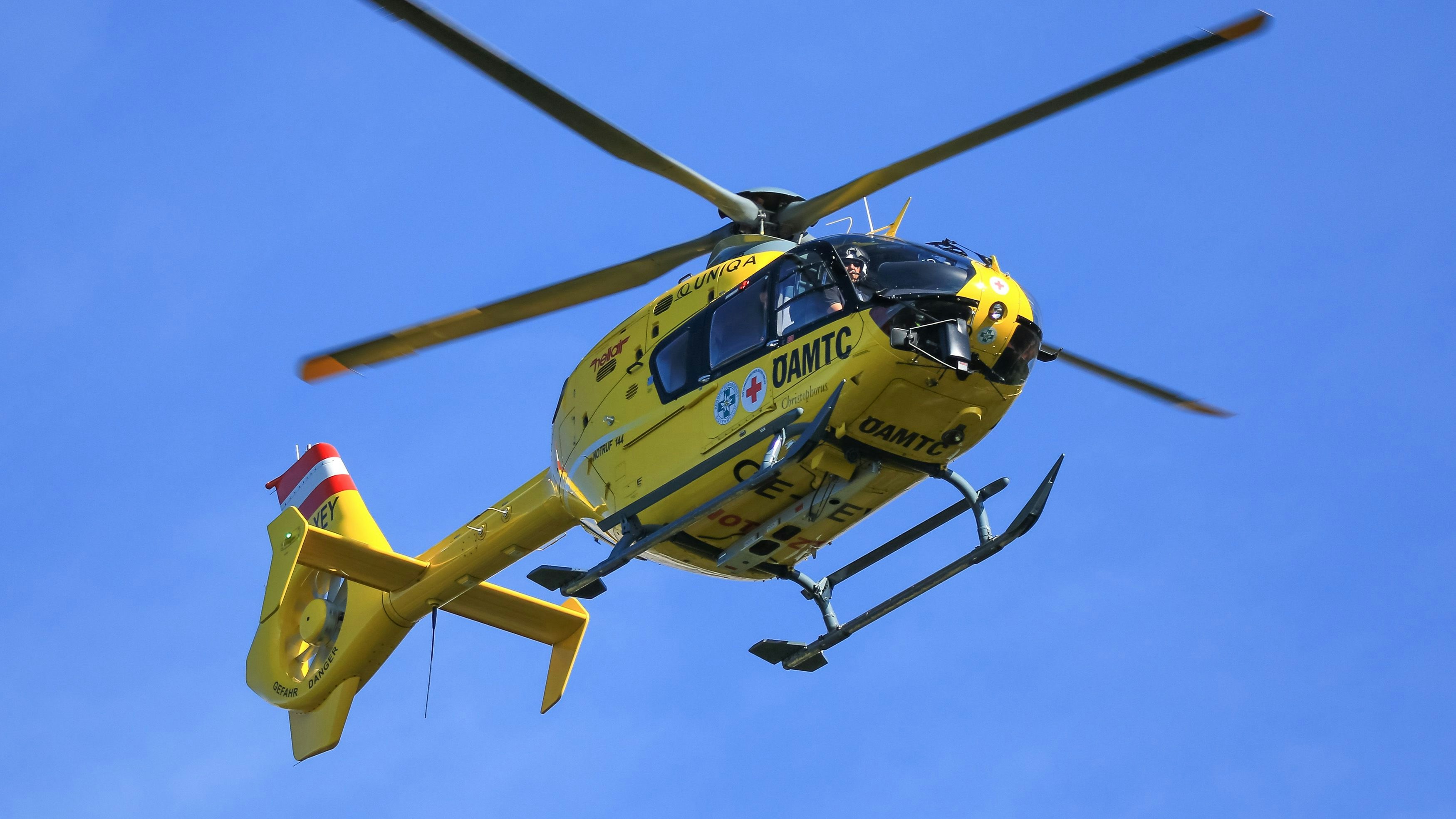Vater und Sohn wurden mit einem Rettungshubschrauber ins Krankenhaus gebraucht.