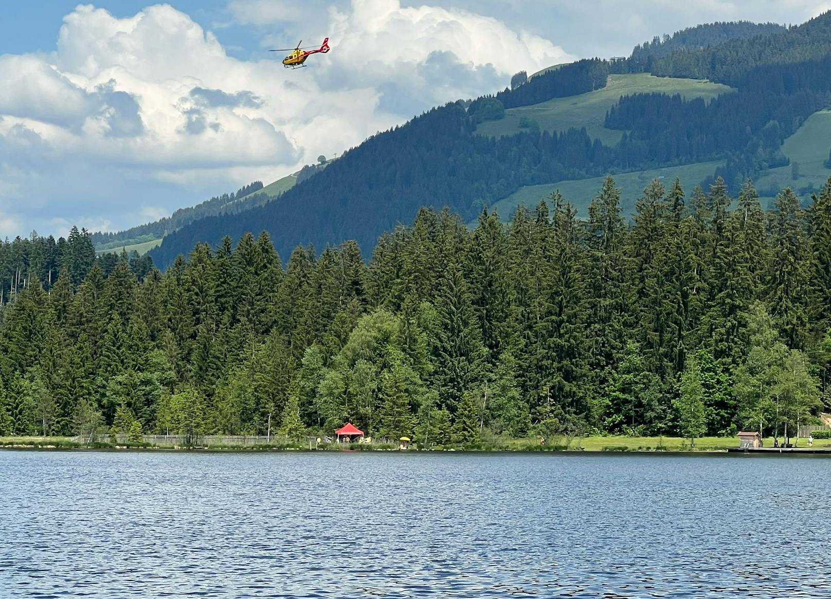 Die eingesetzten Taucher konnten den leblosen Körper des 78-jährigen Österreichers schließlich um 14:10 Uhr aus dem Wasser bergen.