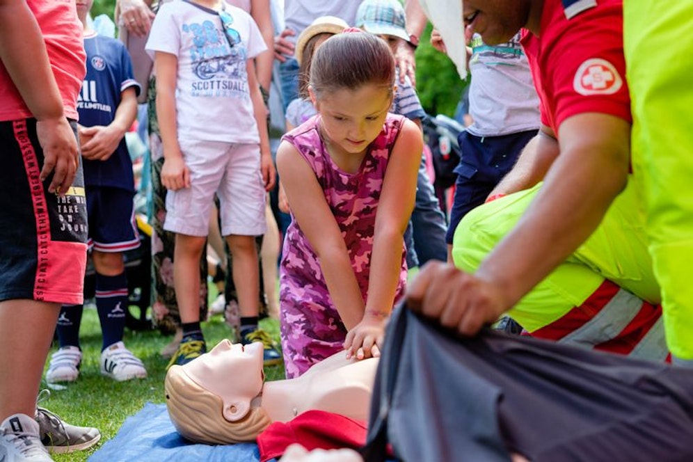 Lebensrettende Erste Hilfe-Maßnahmen werden für Groß und Klein präsentiert. An der Puppe kann man seine eigenen Kenntnisse testen.