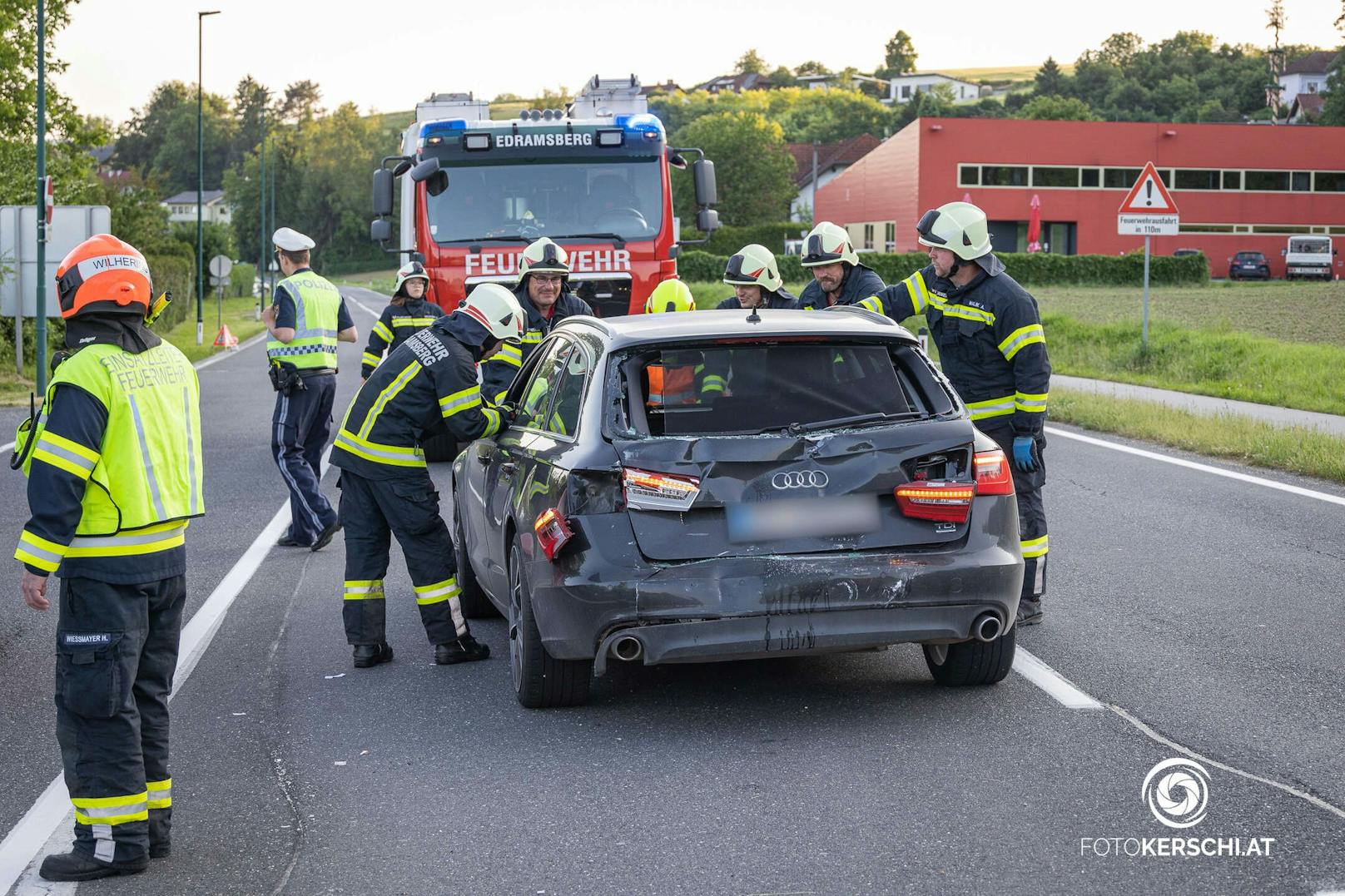 In Fahrtrichtung Linz kam es aus bisher unbekannter Ursache zu einem Zusammenstoß zwischen einem Auto und einem Linienbus.