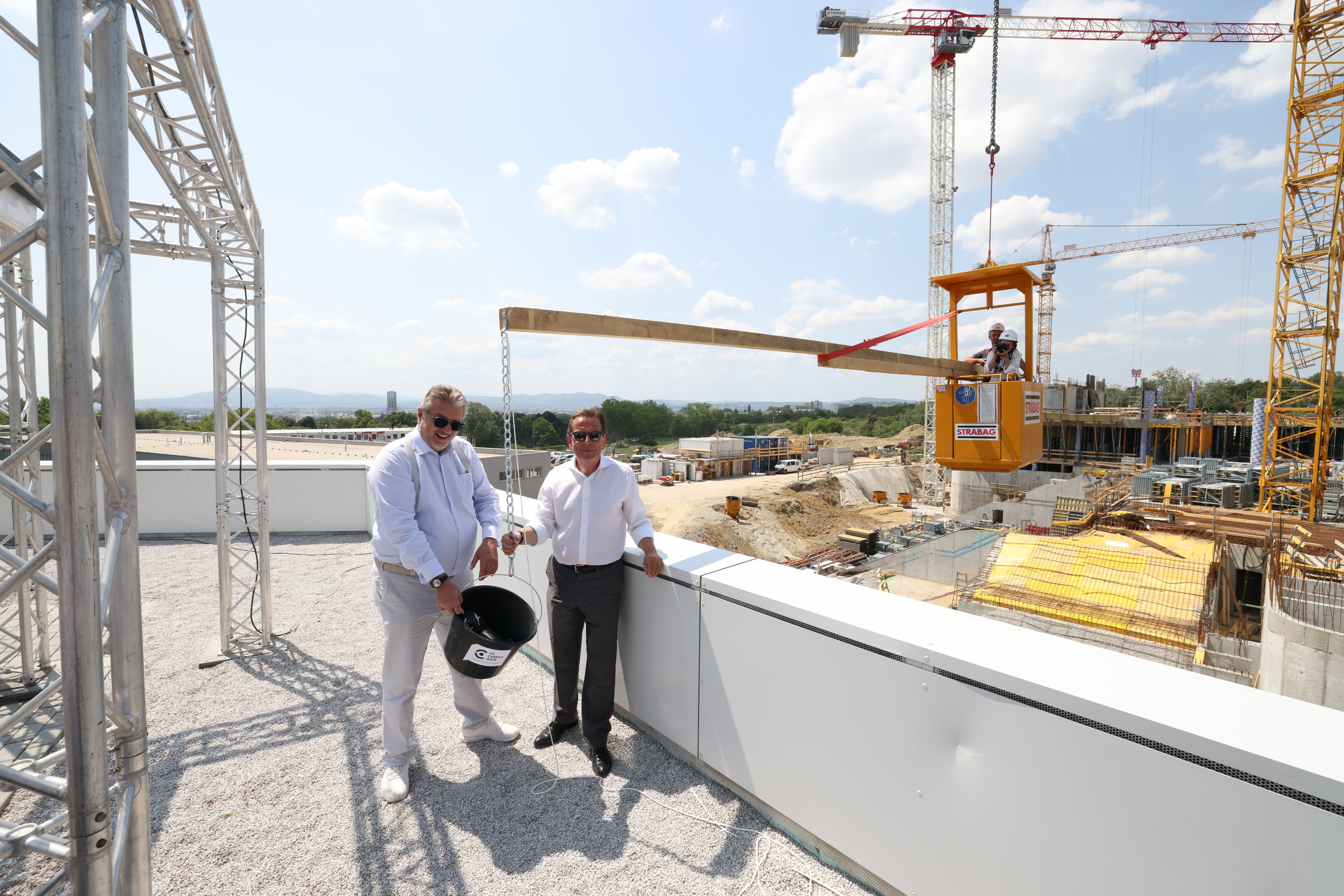 Gesundheitsstadtrat Peter Hacker (SPÖ, li.) und Wilhelm Behensky, Vorsitzender der Geschäftsleitung des FH Campus Wien machten sich ein Bild von den Arbeiten.&nbsp;