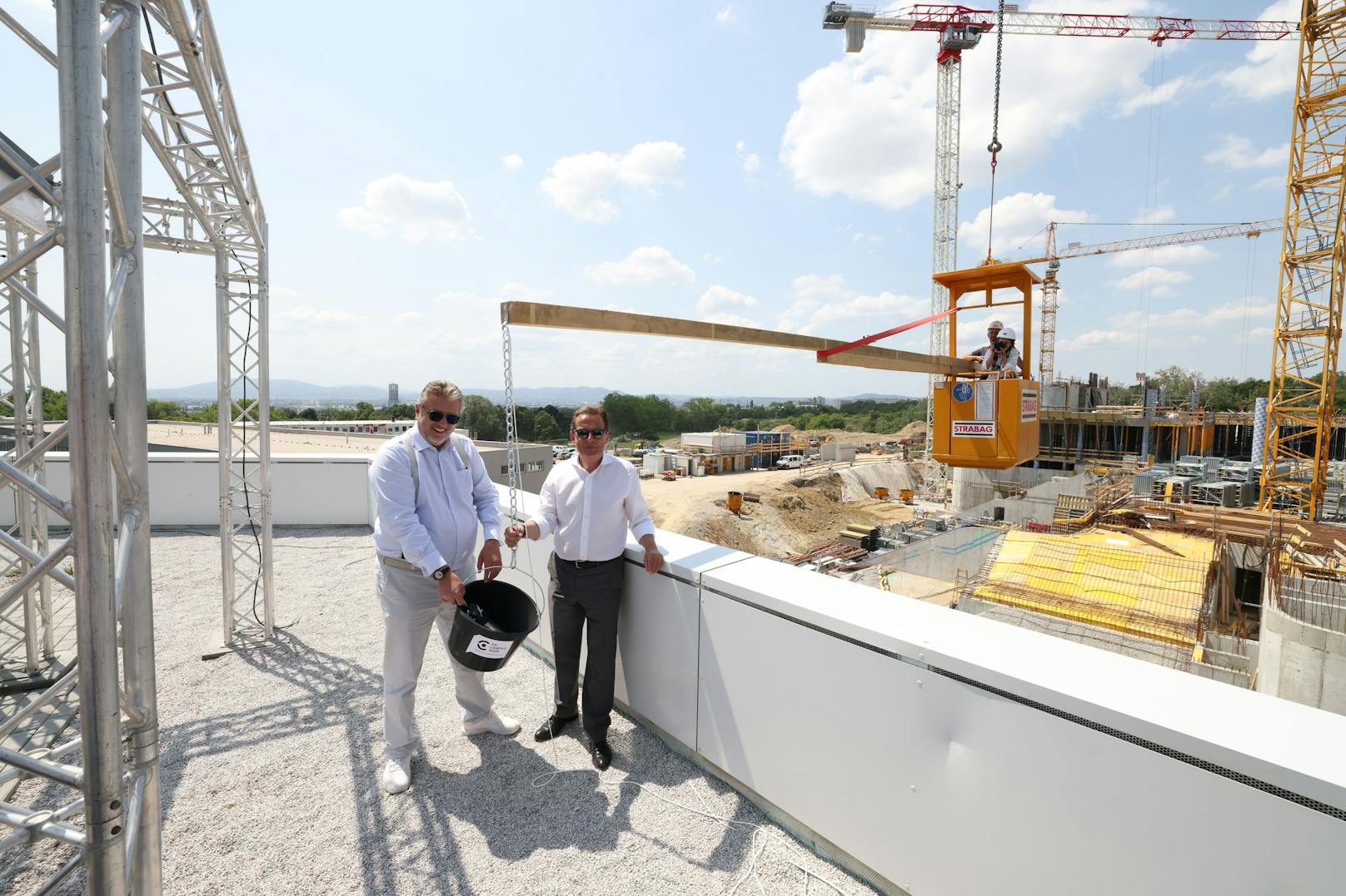 ...und packte gemeinsam mit Wilhelm Behensky, Vorsitzender der Geschäftsleitung der FH Campus Wien, mit an.