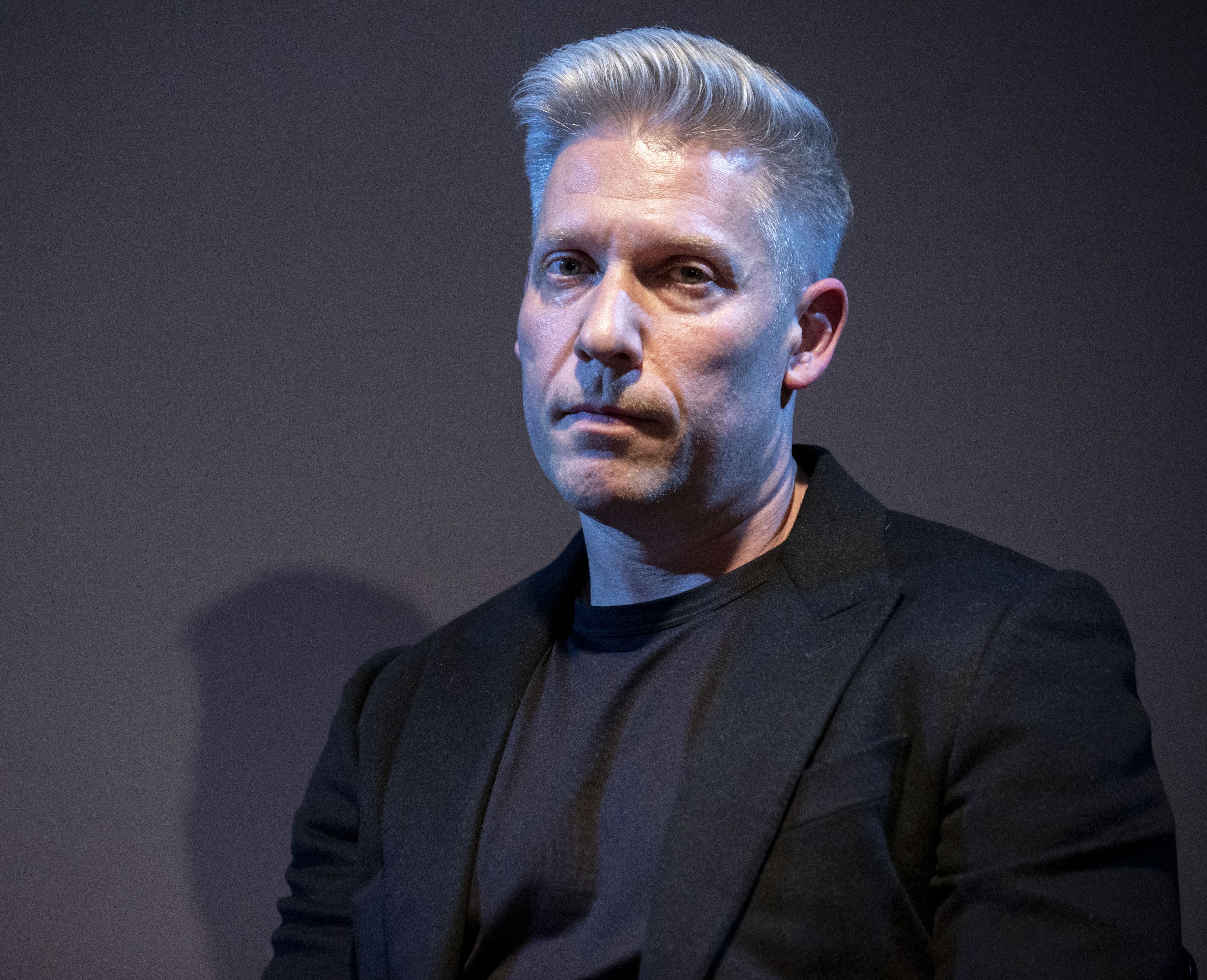 Das ist der Drahtzieher des Ibiza-Skandals: Der Wiener Julian Hessenthaler tritt seit seiner Haftentlassung Mitte Mai 2023 in ausverkauften Konferenzen, in Interviews und in Live-Streams auf.