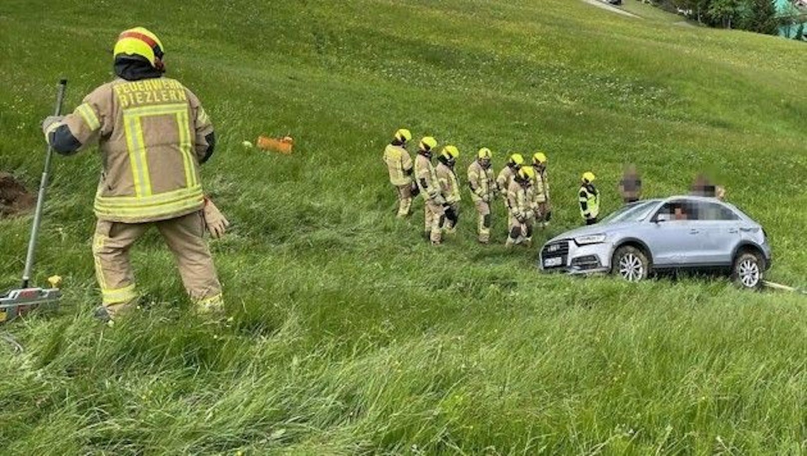 Die Feuerwehr bei der Bergung des abgestürzten Autos
