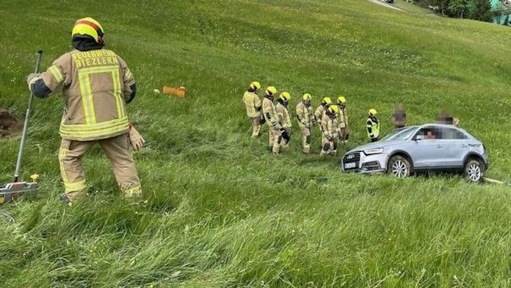 Die Feuerwehr bei der Bergung des abgestürzten Autos