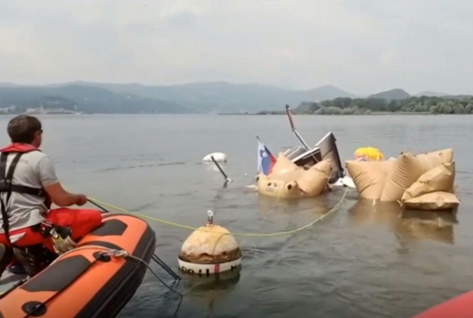 Am Mittwoch konnten die Einsatzkräfte das Boot mit Hebeballons anheben.