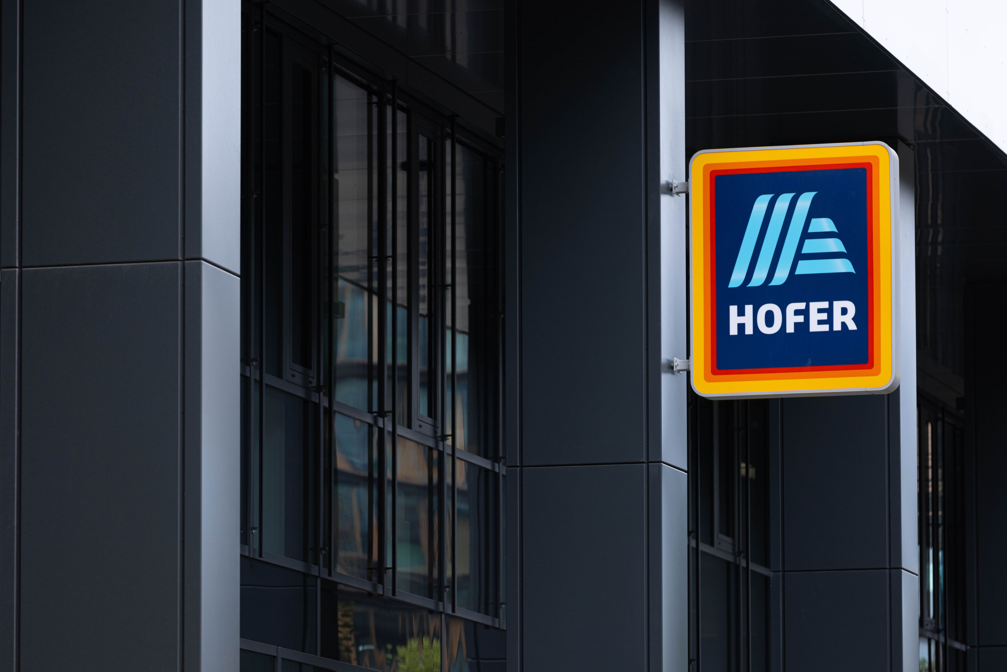 Hofer-Logo an einer Filiale in Wien im August 2022.