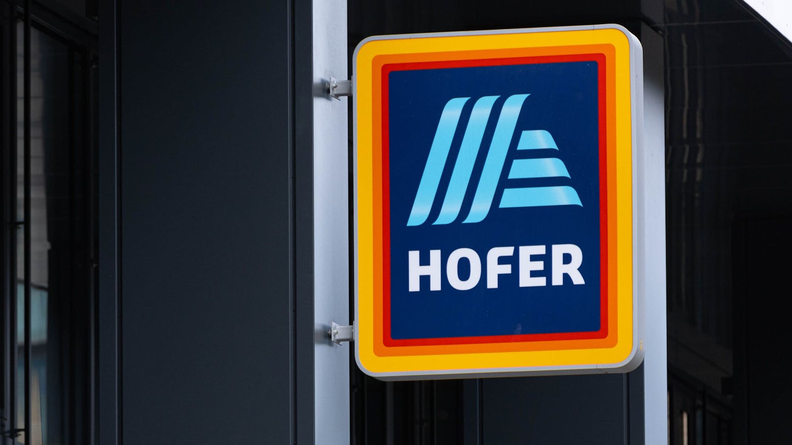 Hofer-Logo an einer Filiale in Wien im August 2022.