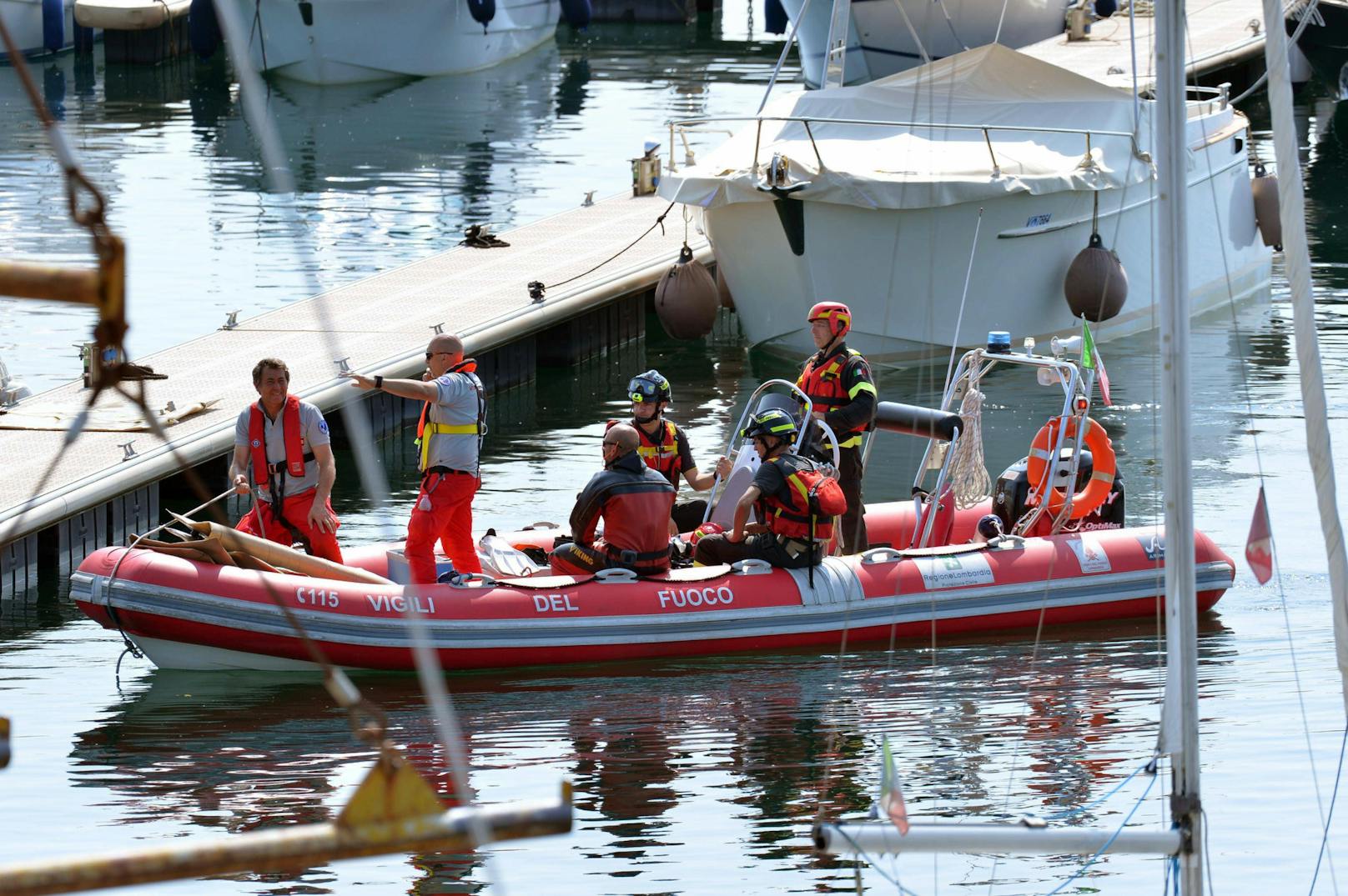 Auch am Dienstag waren Einsatzkräfte mit der Bergung des Bootes beschäftigt.