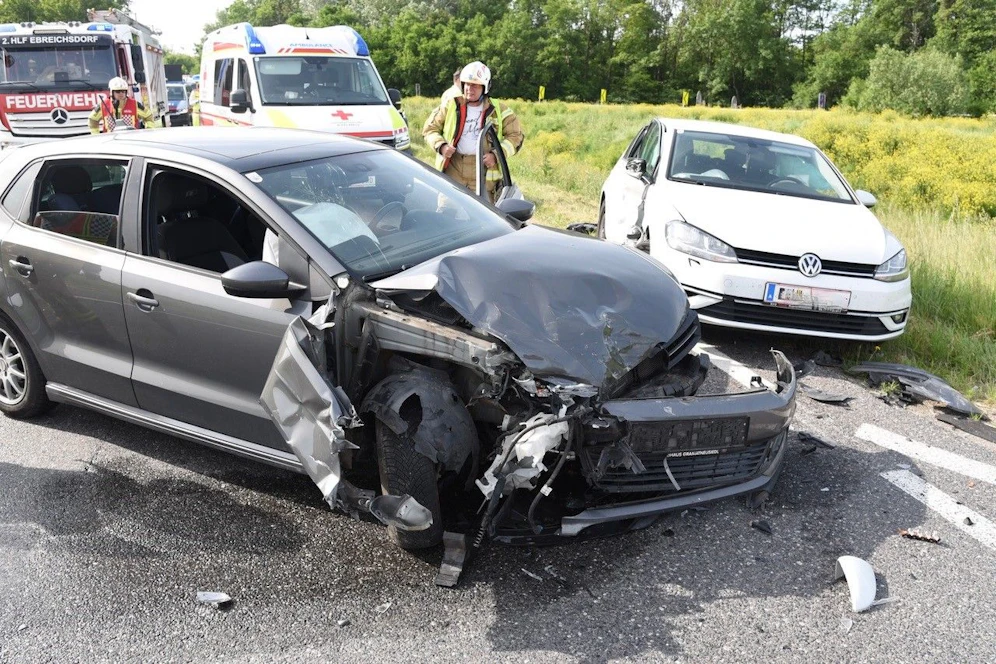 Pkw krachten auf der B16 zusammen