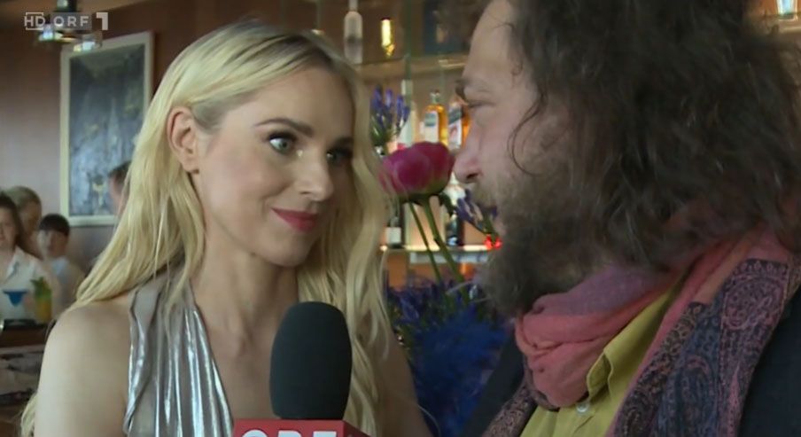 Silvia Schneider hat es "DAVE"-Darsteller David Scheid sichtlich angetan.
