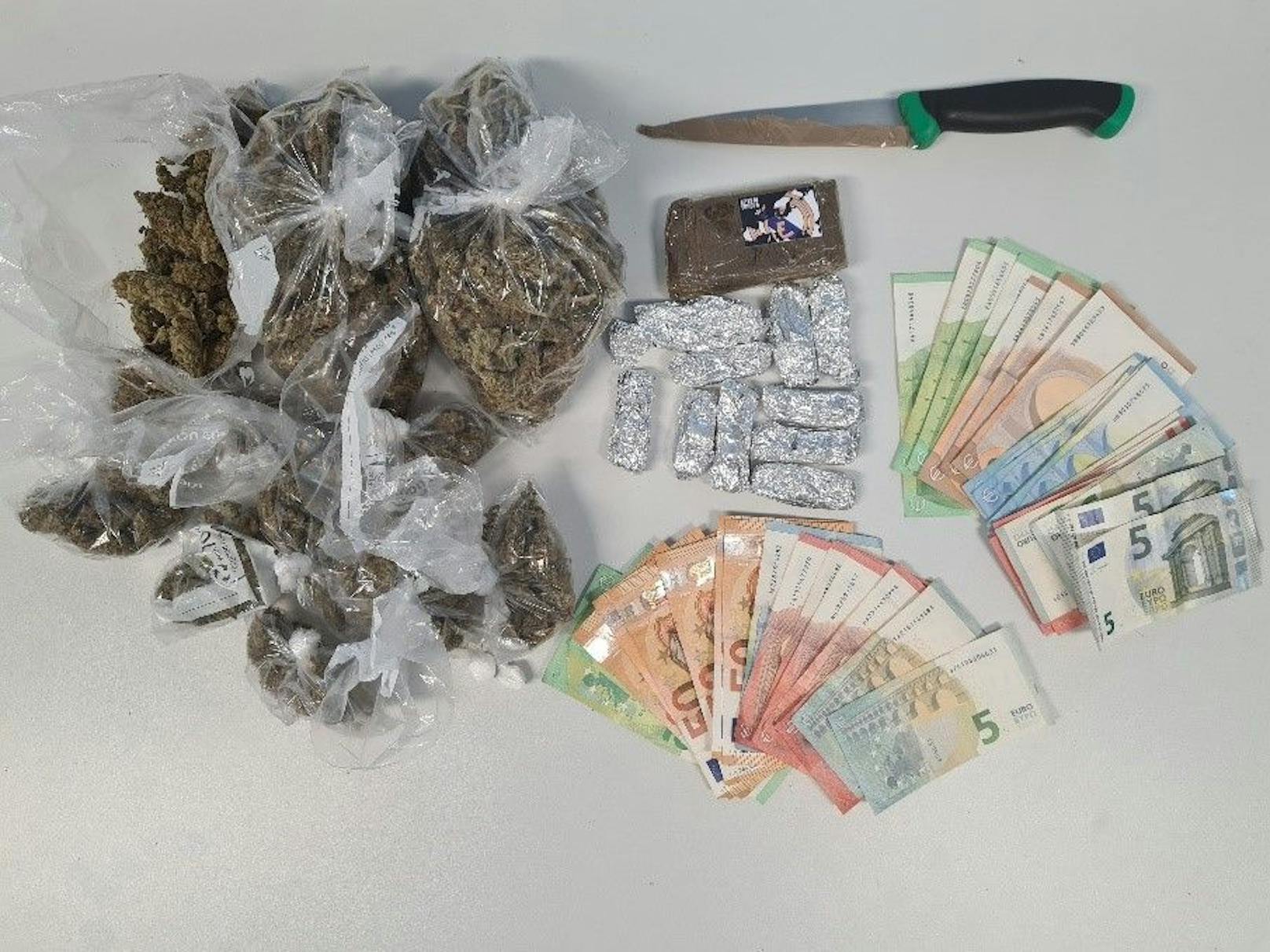 Die Wiener Polizei konnte 4200 Cannabispflanzen, 451 Kilogramm Cannabis, 51 Kilogramm Heroin, 4,5 Kilogramm Kokain, 944 Stück Tabletten Ecstasy, 342.000 Euro Bargeld sicherstellen und 1001 Personen festnehmen. 