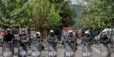Nach Ausschreitungen: Erste Sanktionen gegen Kosovo