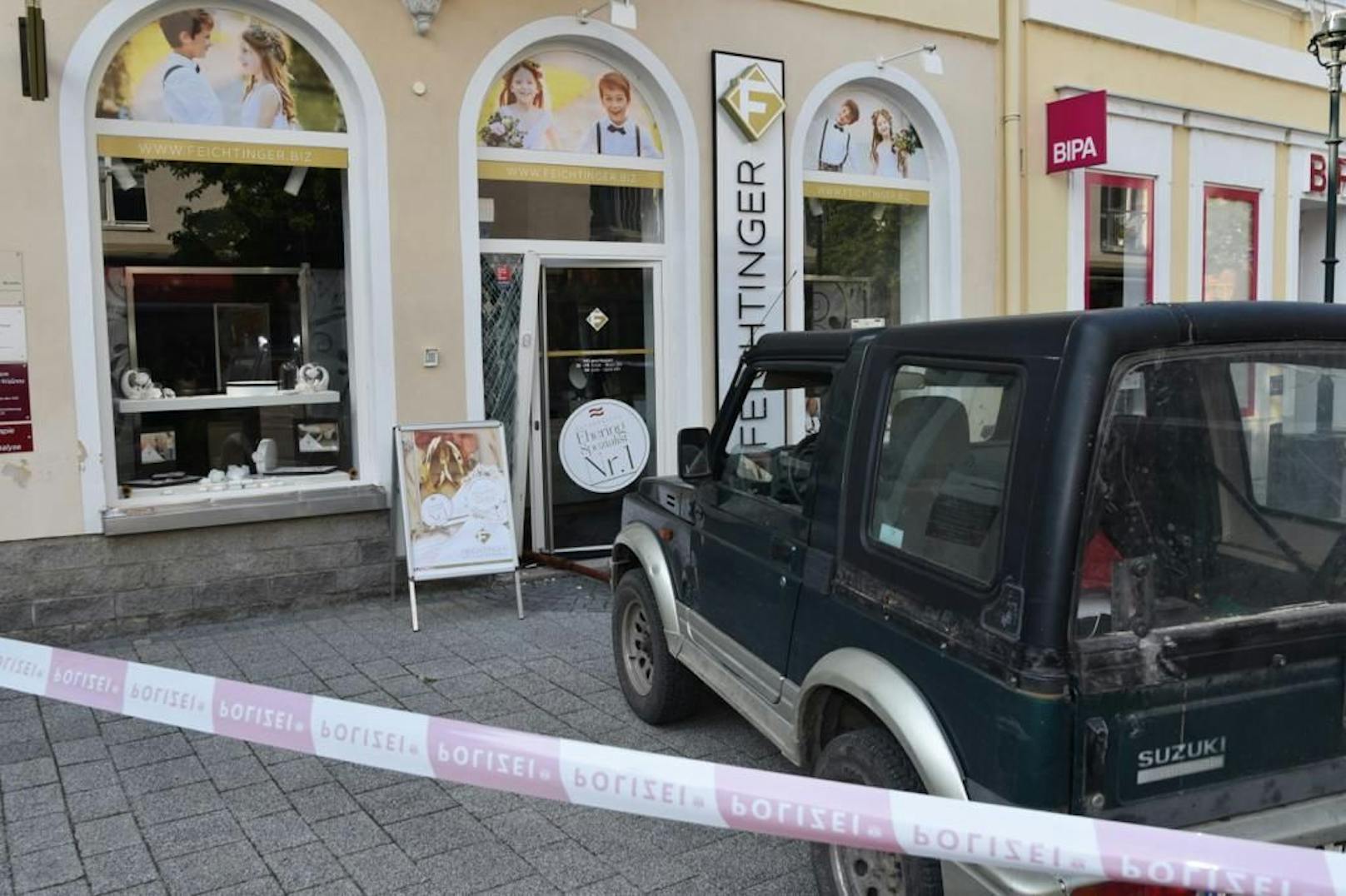 Die noch flüchtigen Täter stahlen einen Geländewagen....