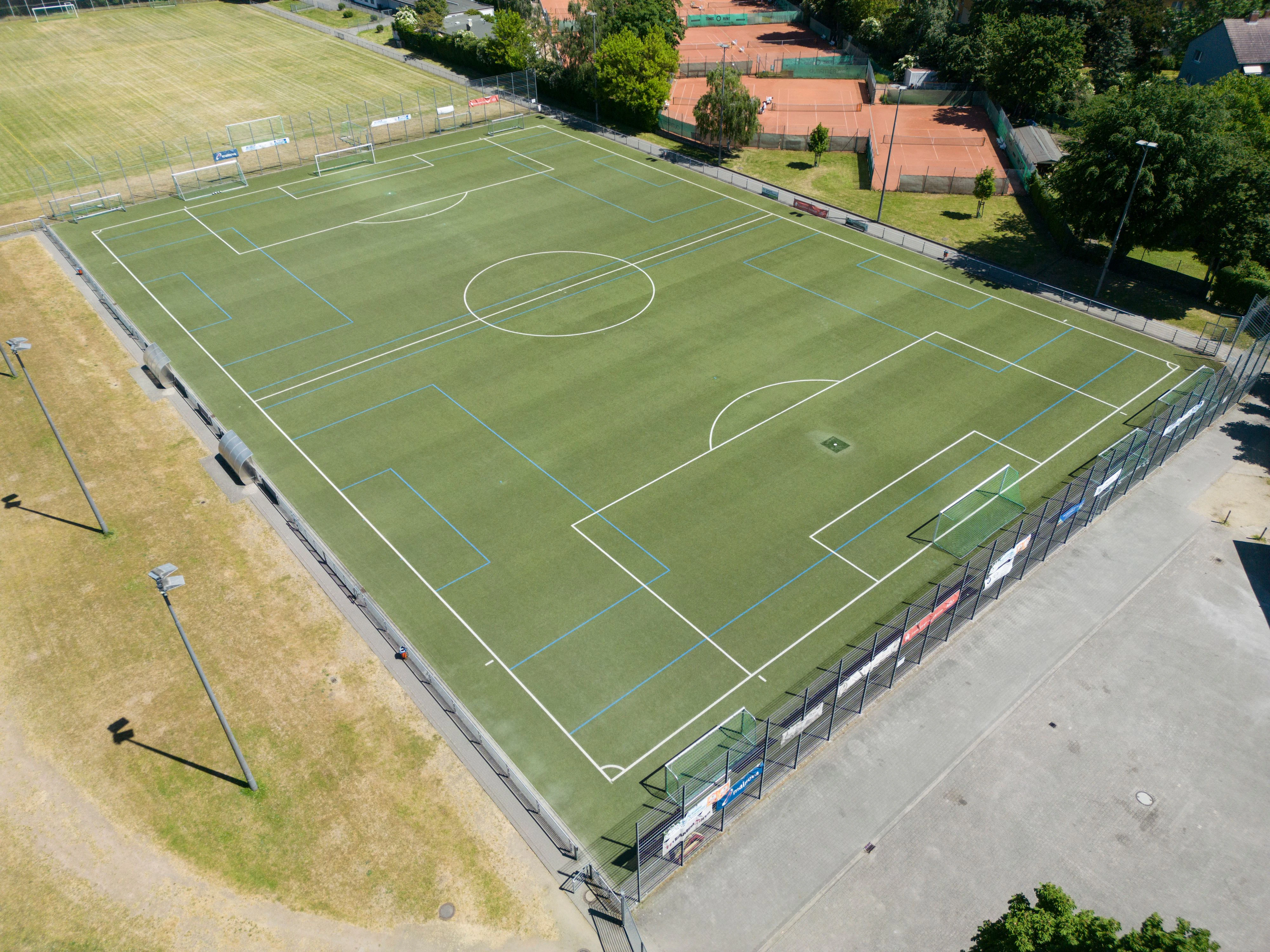 Download von www.picturedesk.com am 31.05.2023 (13:43).  31 May 2023, Hesse, Frankfurt/Main: The playing field of the SV Viktoria Preußen e.V. in the Frankfurt district of Eckenheim (aerial view taken with a drone). After a soccer tournament last Sunday, a 15-year-old player from Berlin had been seriously injured by a 16-year-old from France by blows to the head. Now the 15-year-old was declared brain dead. Photo: Boris Roessler/dpa - 20230531_PD3157 - Rechteinfo: Rights Managed (RM)