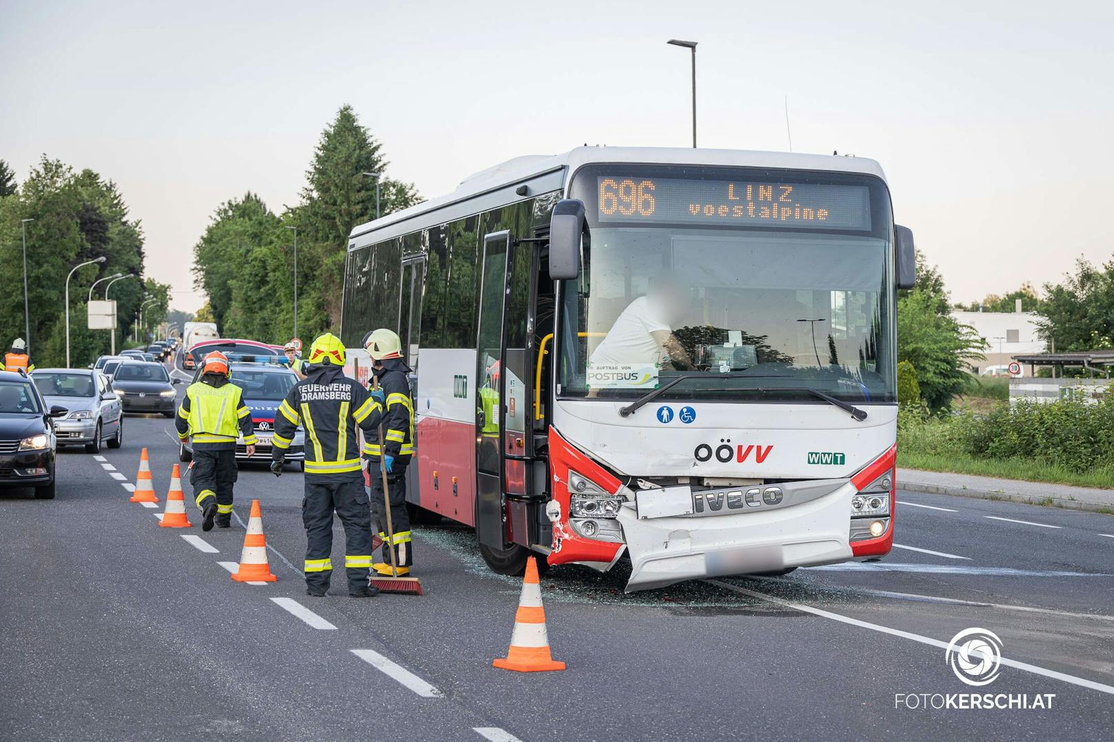 Um kurz vor 6 Uhr früh wurden die Einsatzkräfte zu einem Unfall zwischen einem Linienbus und einem PKW auf die Eferdinger Bundesstraße B129 Höhe Mühlbachkreuzung in Wilhering alarmiert.