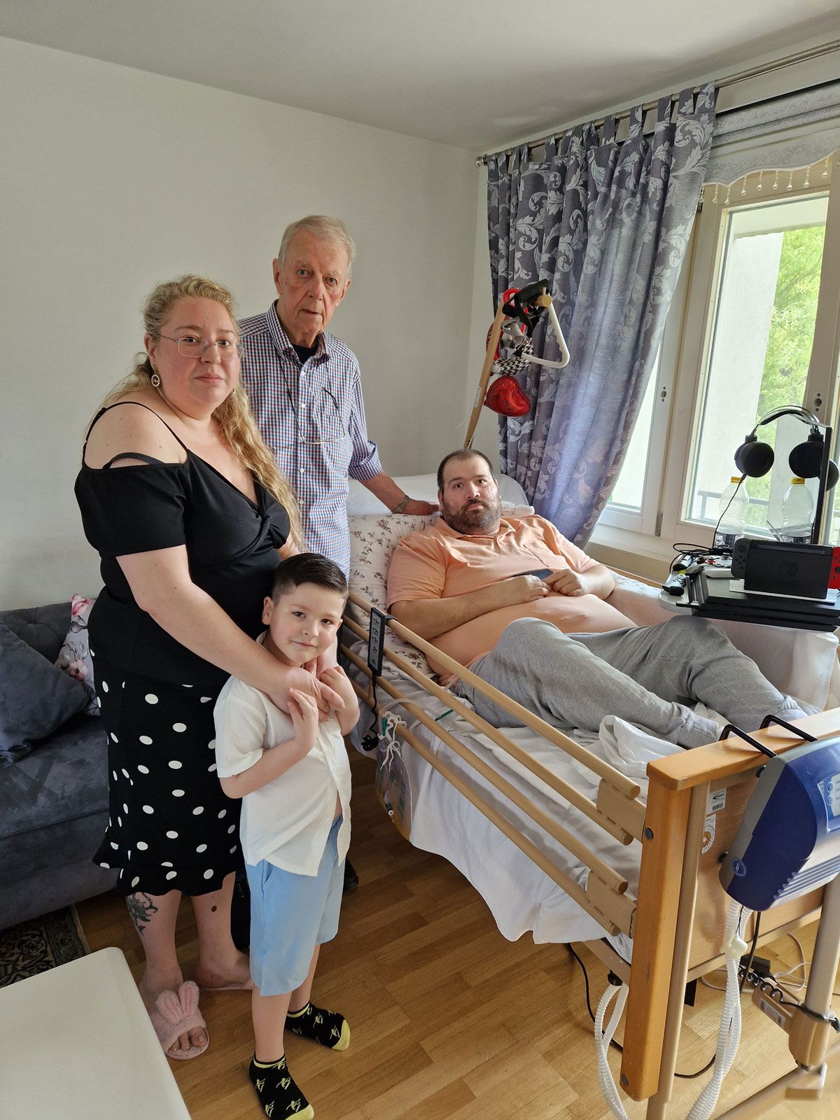 Wilhelm V. mit seinem Sohn Justin (5), Partnerin Christina und Alt-Bezirksrat Hans Jörg Schimanek.&nbsp;