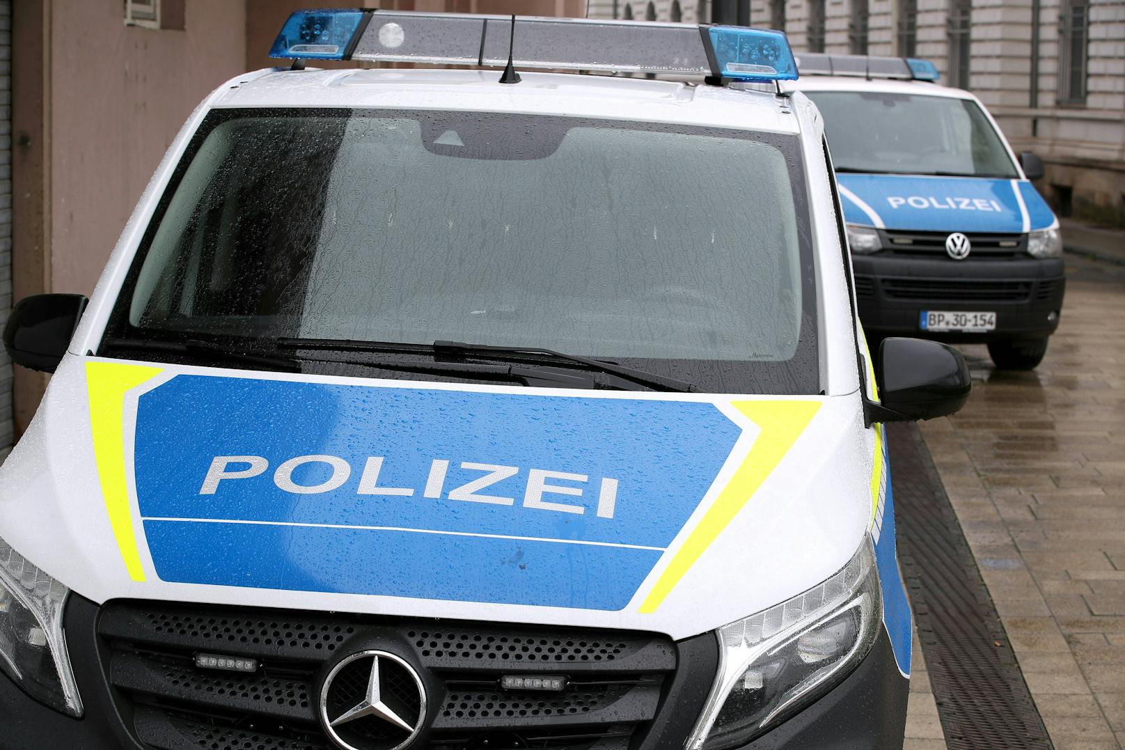 In Deutschland hat die Polizei landesweite Durchsuchungen durchgeführt.