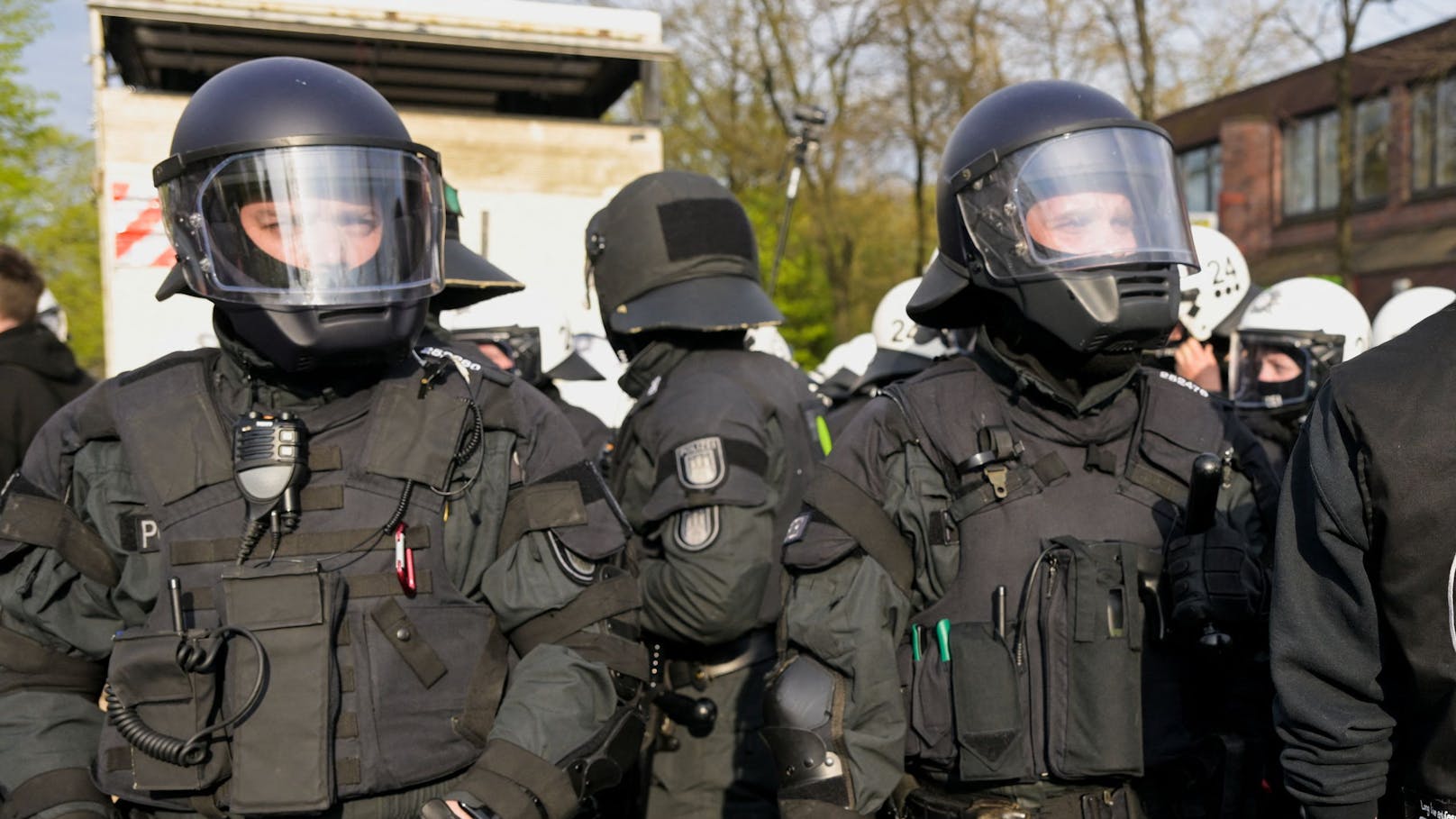 Hamburger Polizisten während eines Einsatzes am 1. Mai 2023.