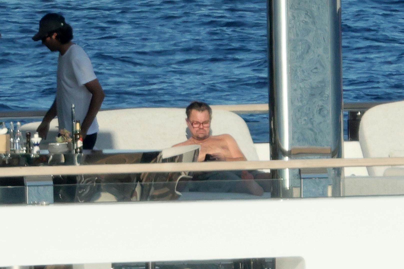 Der Hollywoodstar Leonardo DiCaprio relaxed auf hoher See.