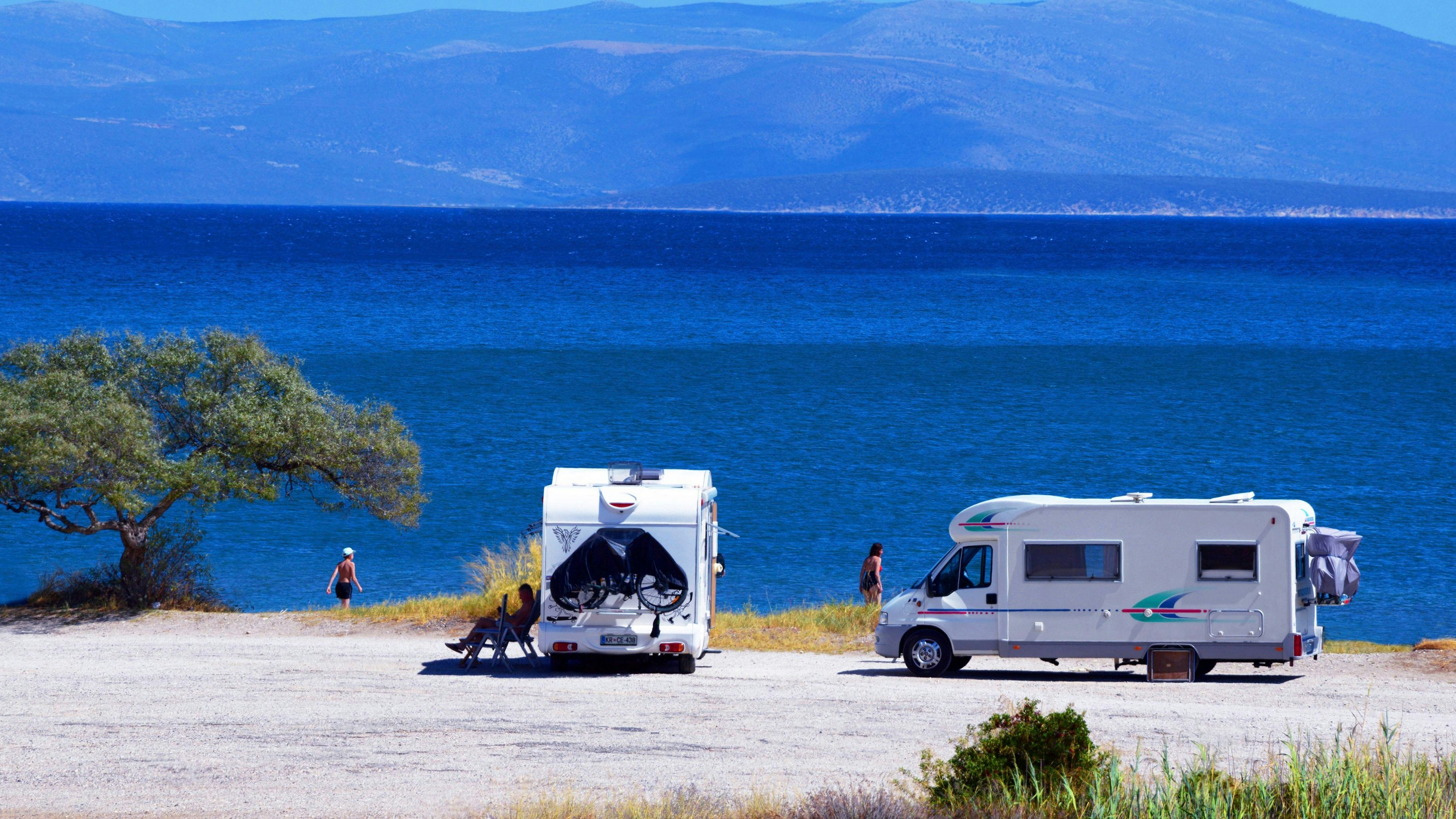 Wohnmobile am Strand, Griechenland, Peloponnes, Lakonien, Monemvasia camping cars at the coast, Greece, Peloponnese, Laconia, Monemvasia BLWS687409 *** Motorhomes on Beach, Greece, Peloponnese, Laconia, Monemvasia Camping Cars AT The coast, Greece, Peloponnese, Laconia, Monemvasia BLWS687409 Copyright: xblickwinkel/P.xRoyerx
