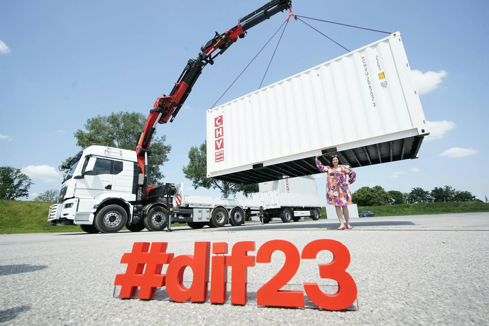 SPÖ Wien-Landesparteisekretärin Barbara Novak "begrüßte" die ersten Container, die für den Aufbau des Donauinselfests angeliefert wurden.